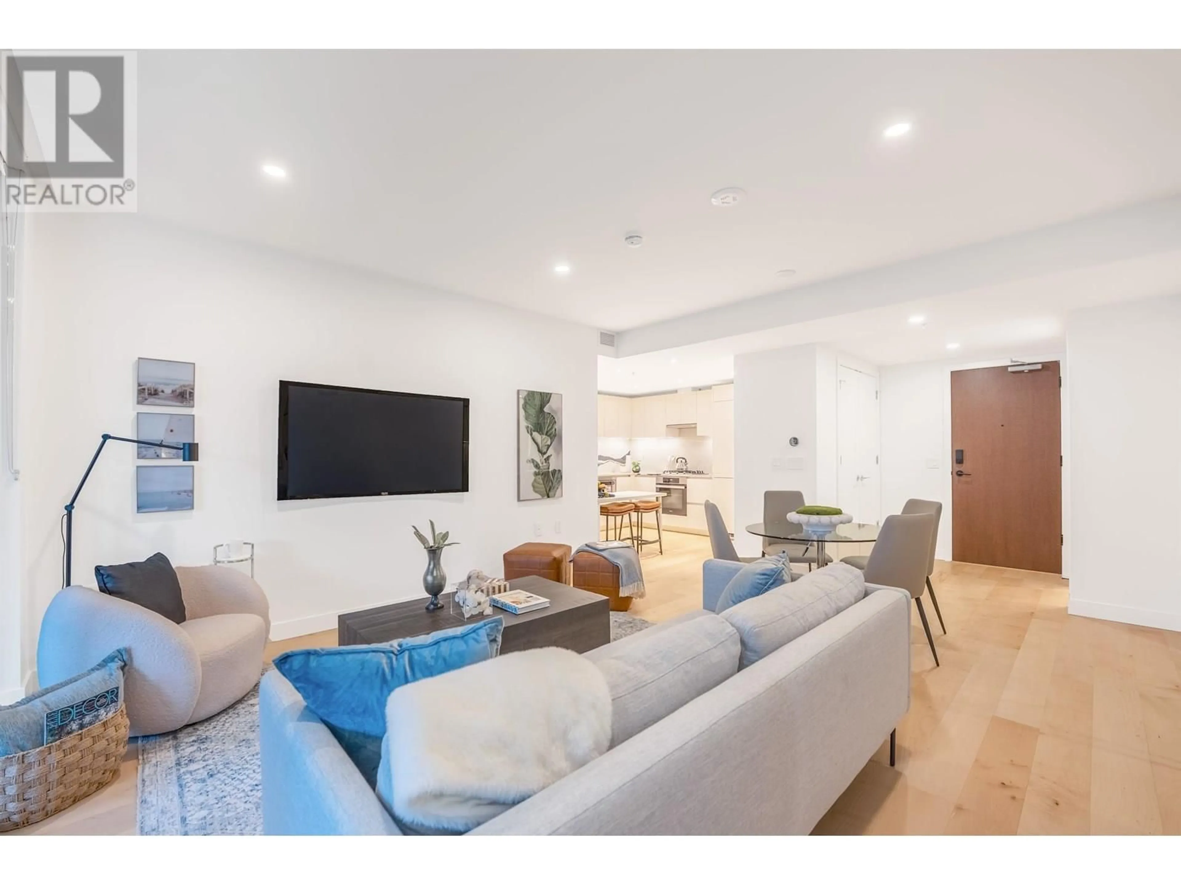 Living room with furniture, unknown for 515 - 135 13TH STREET, North Vancouver British Columbia V7L0J8