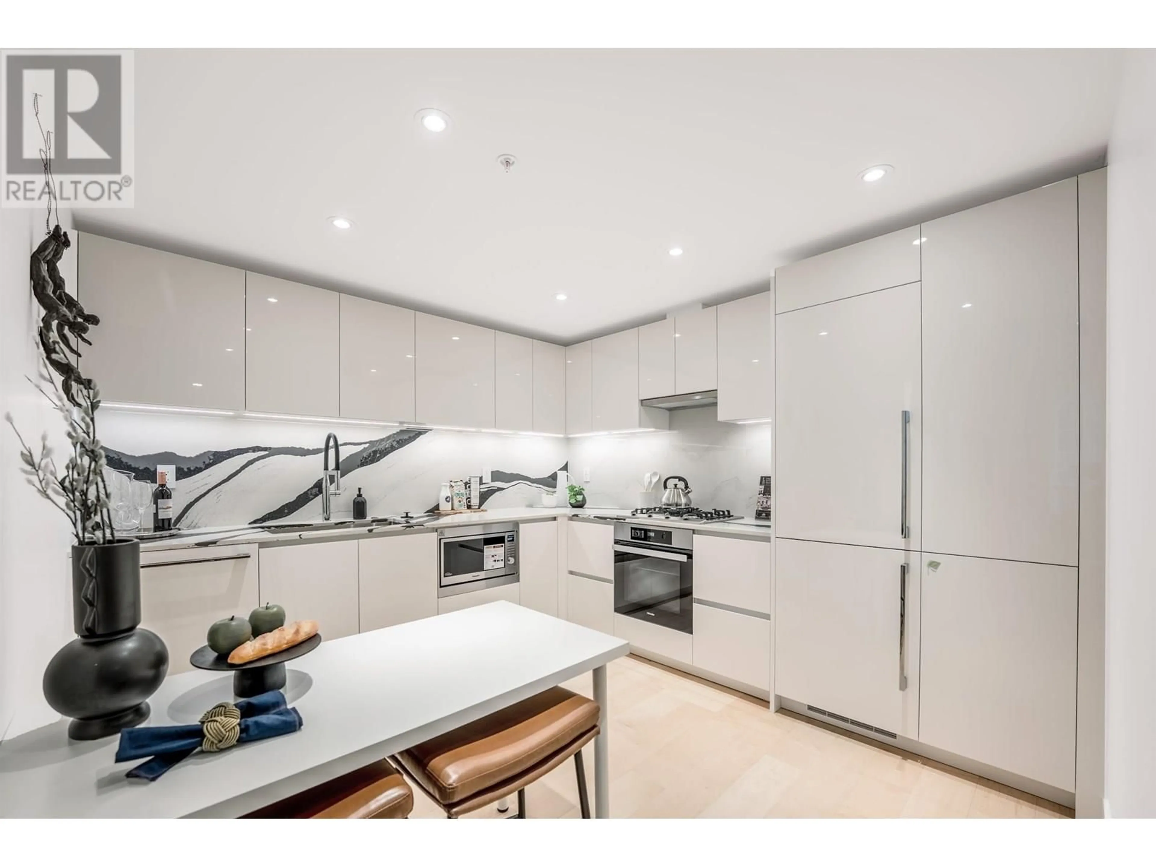 Contemporary kitchen, unknown for 515 - 135 13TH STREET, North Vancouver British Columbia V7L0J8