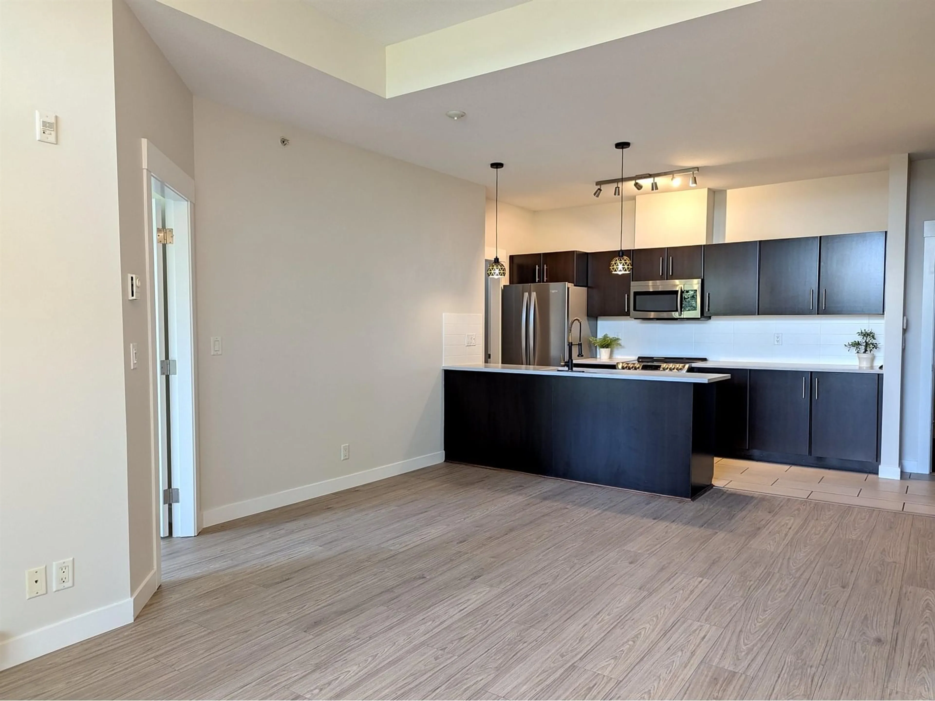 Open concept kitchen, unknown for 408 - 33545 RAINBOW, Abbotsford British Columbia V2S0B9