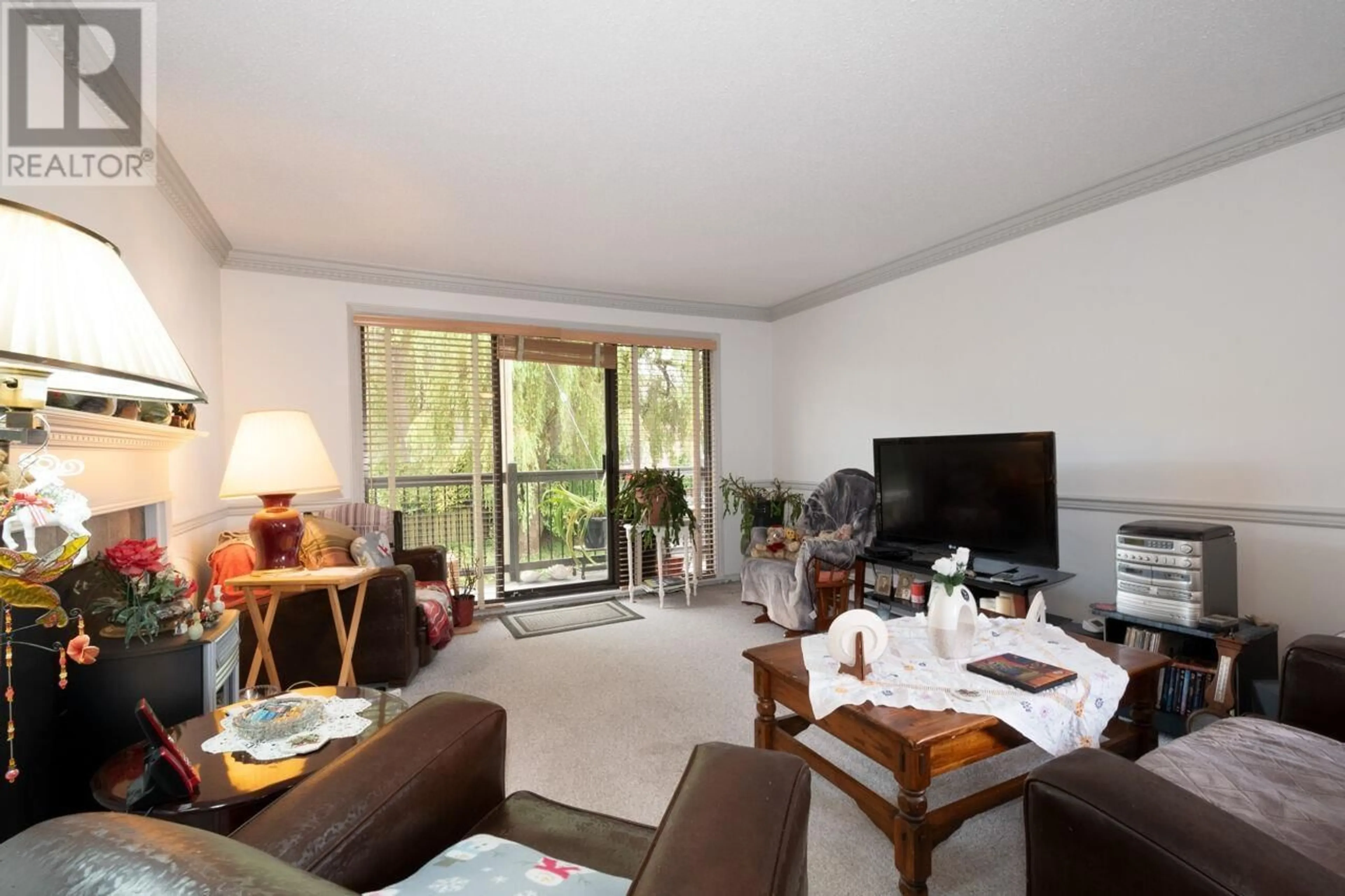 Living room with furniture, unknown for 103 - 145 18TH STREET, North Vancouver British Columbia V7M1W5