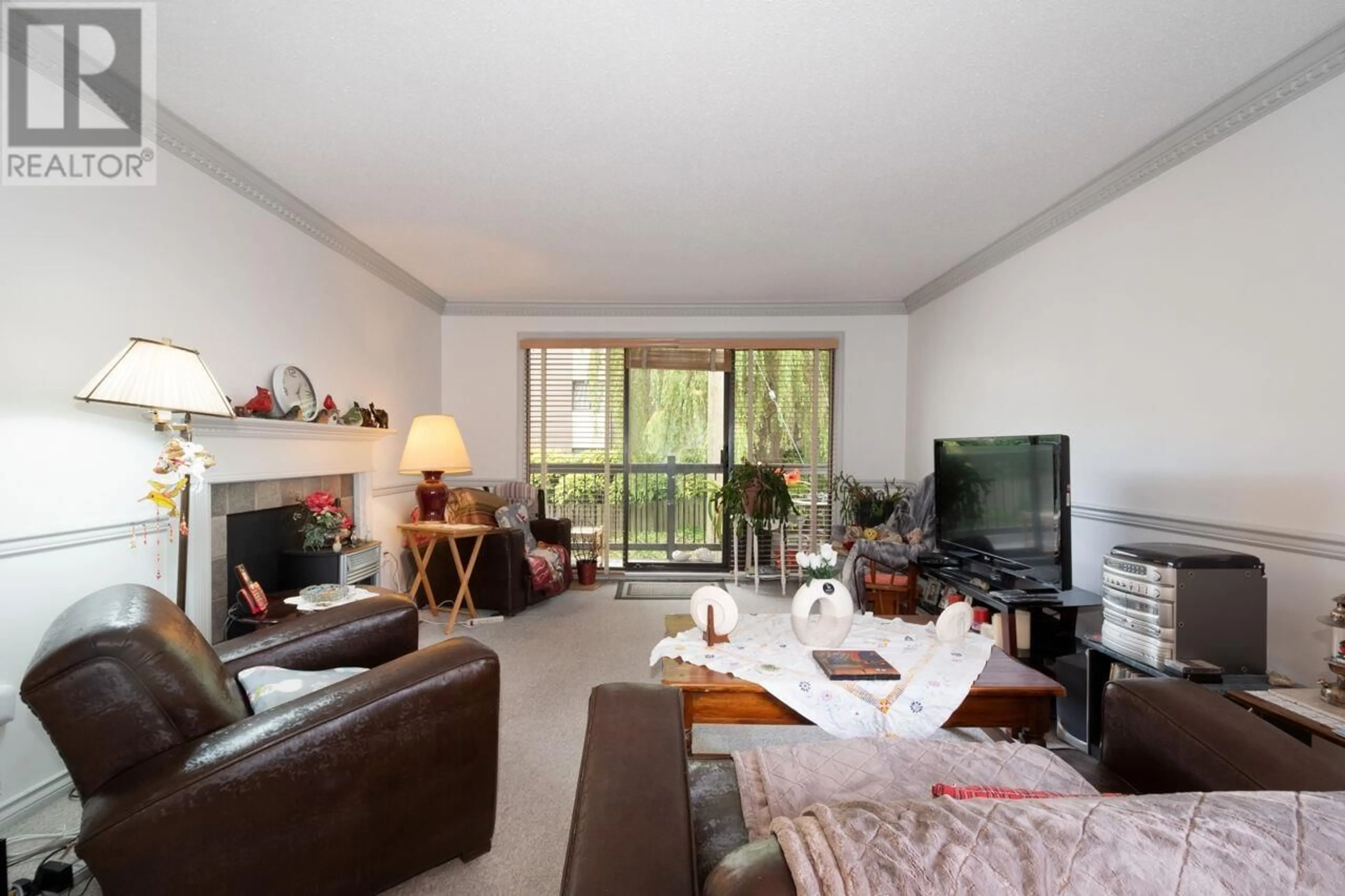 Living room with furniture, unknown for 103 - 145 18TH STREET, North Vancouver British Columbia V7M1W5