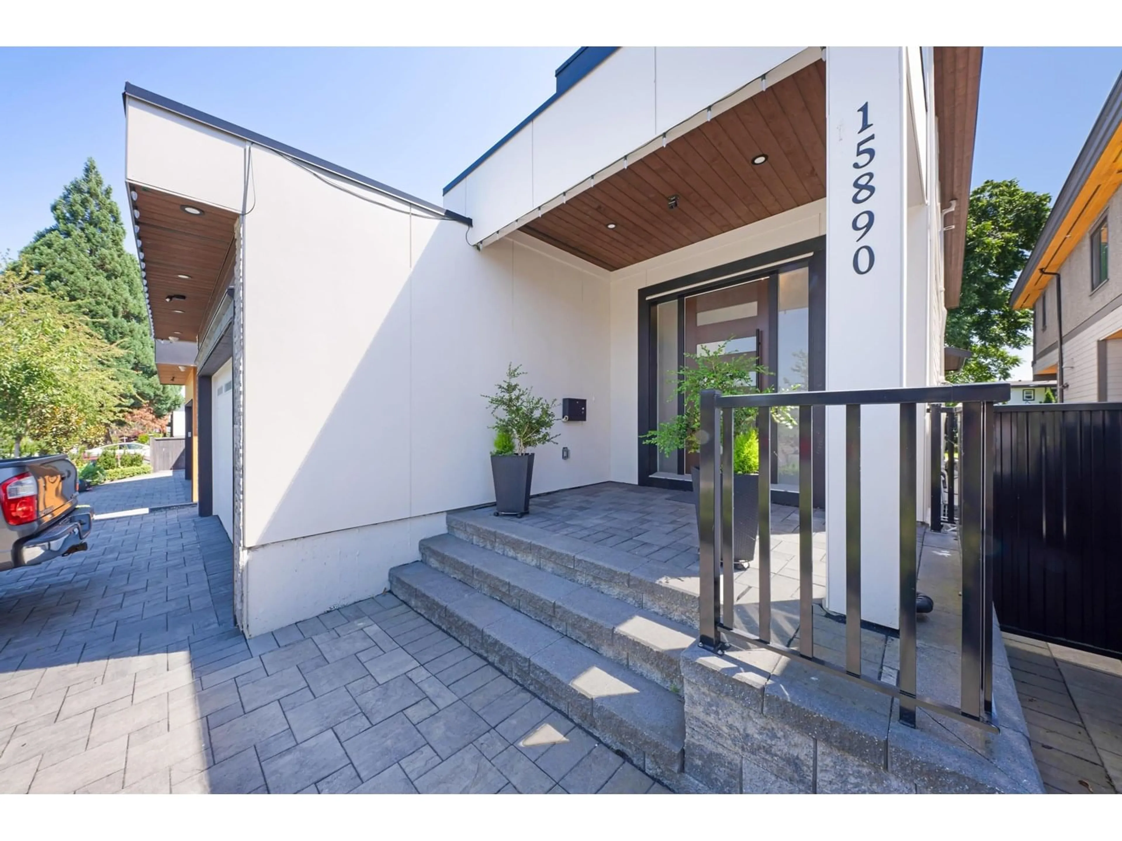 Indoor foyer for 15890 ROPER, White Rock British Columbia V4B2H4