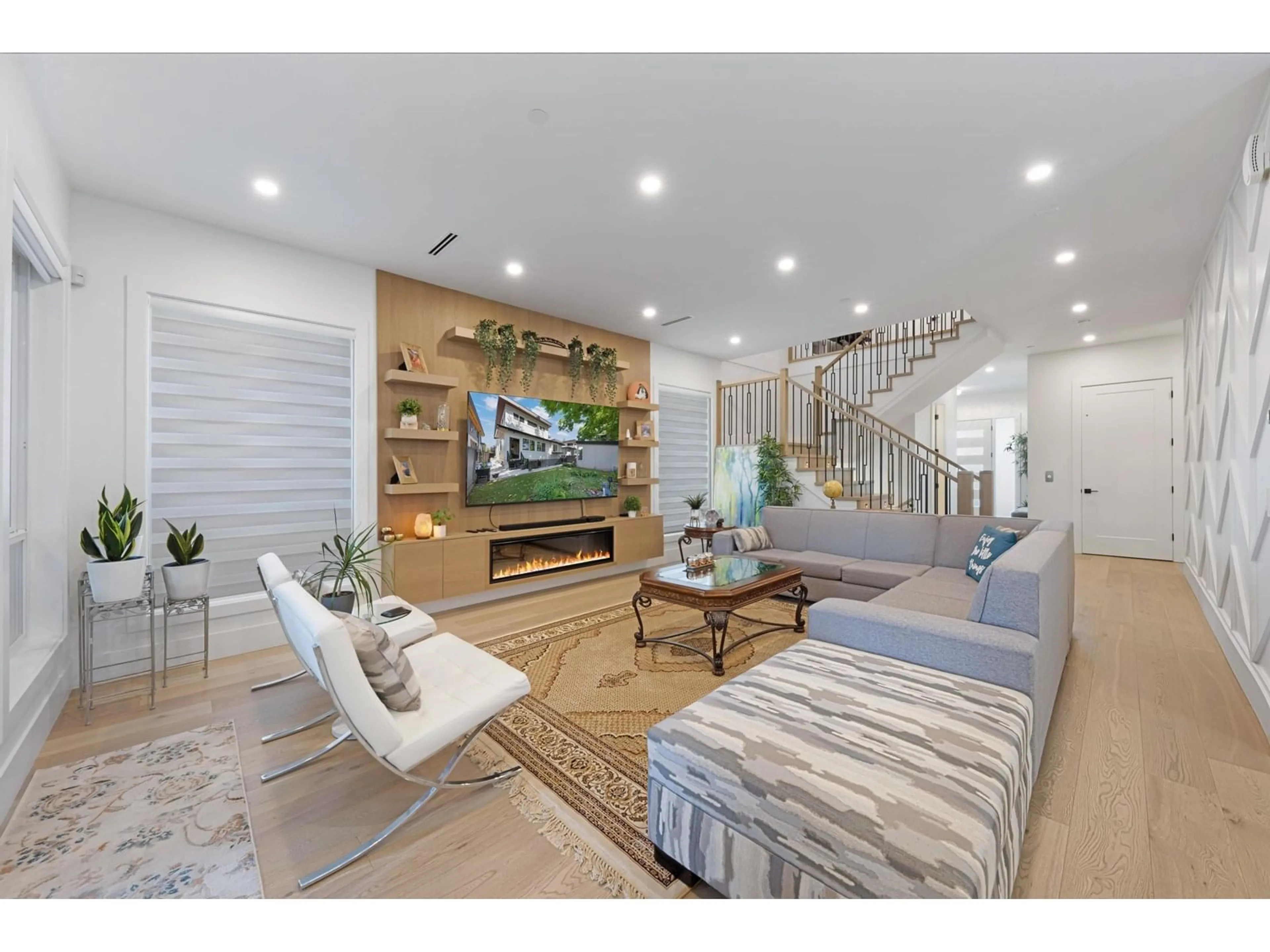 Living room with furniture, unknown for 15890 ROPER, White Rock British Columbia V4B2H4