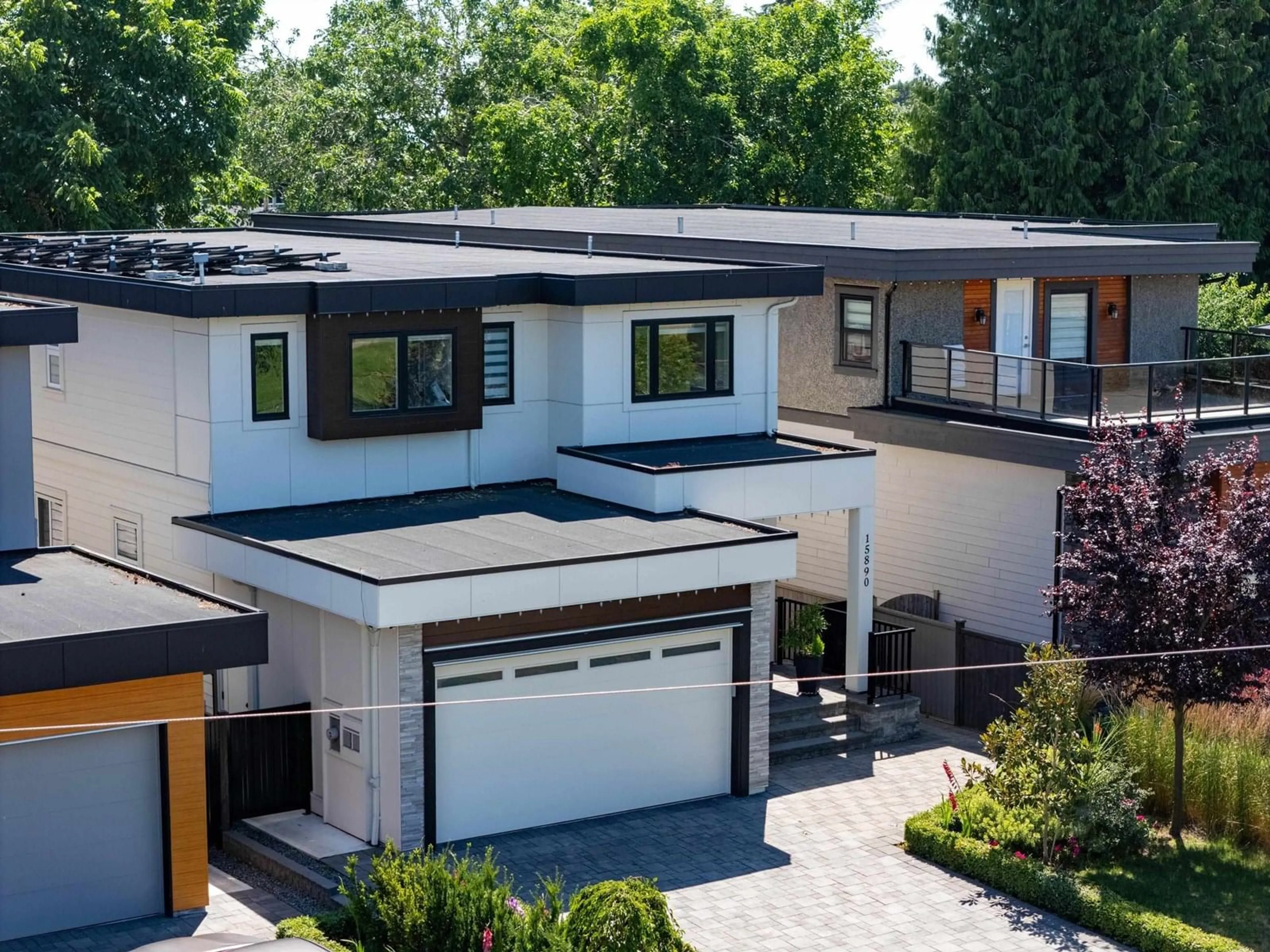 Home with vinyl exterior material, street for 15890 ROPER, White Rock British Columbia V4B2H4