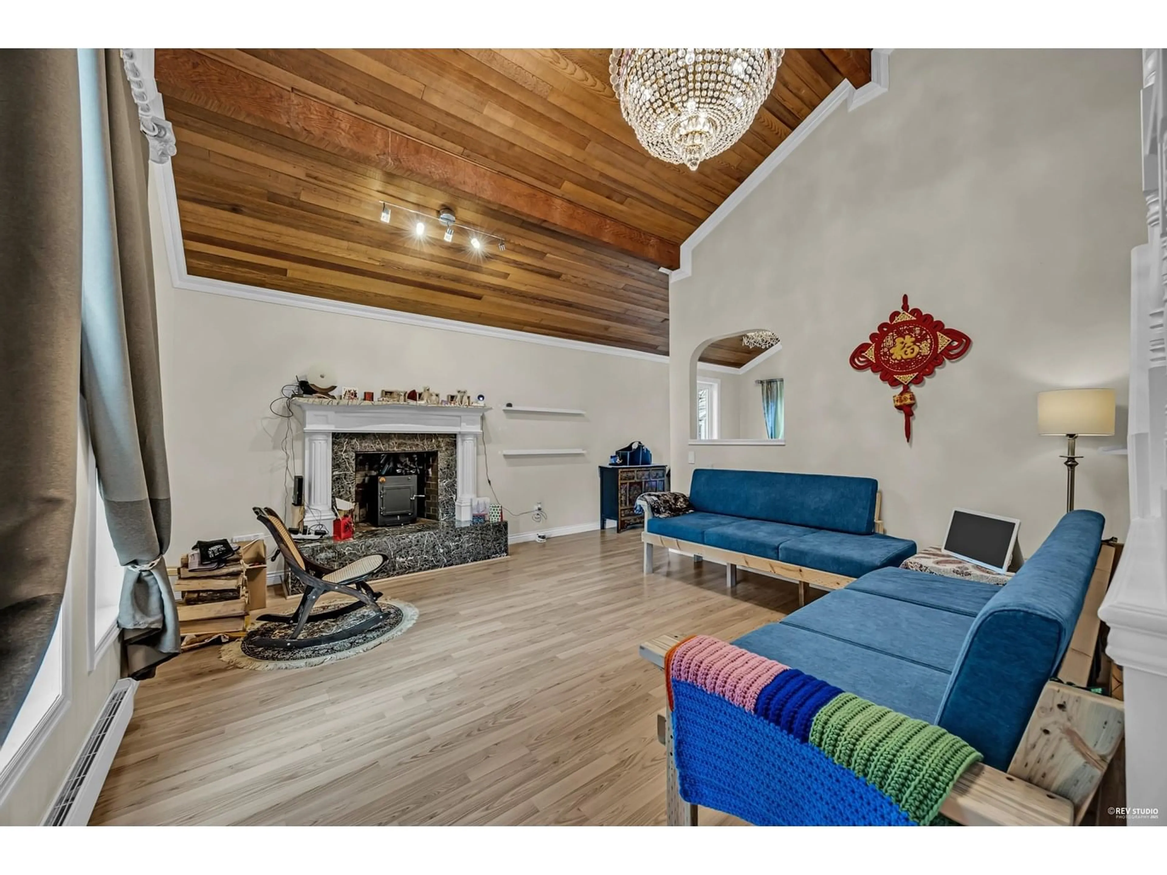 Living room with furniture, wood/laminate floor for 11162 PATRICIA, Delta British Columbia V4C3A4