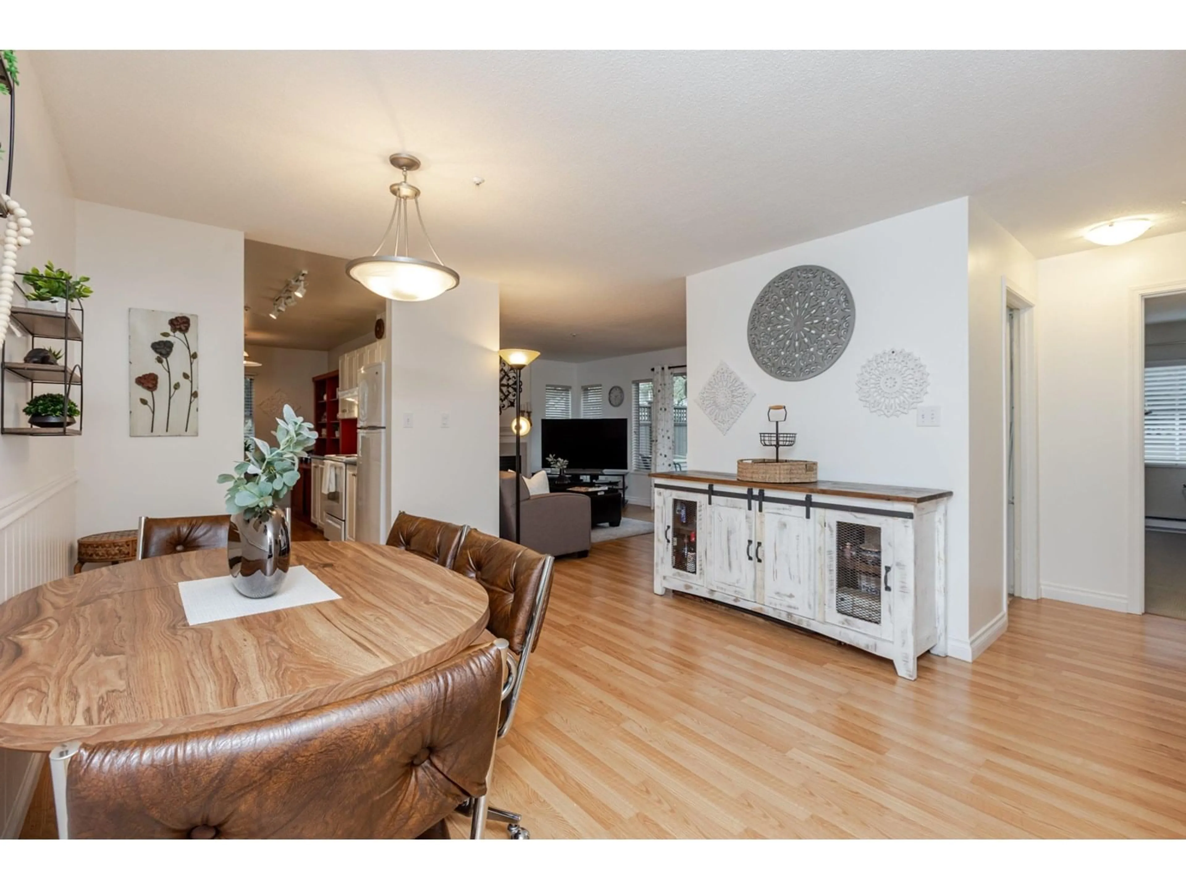Open concept kitchen, wood/laminate floor for 44 - 5670 208, Langley British Columbia V3A8G4