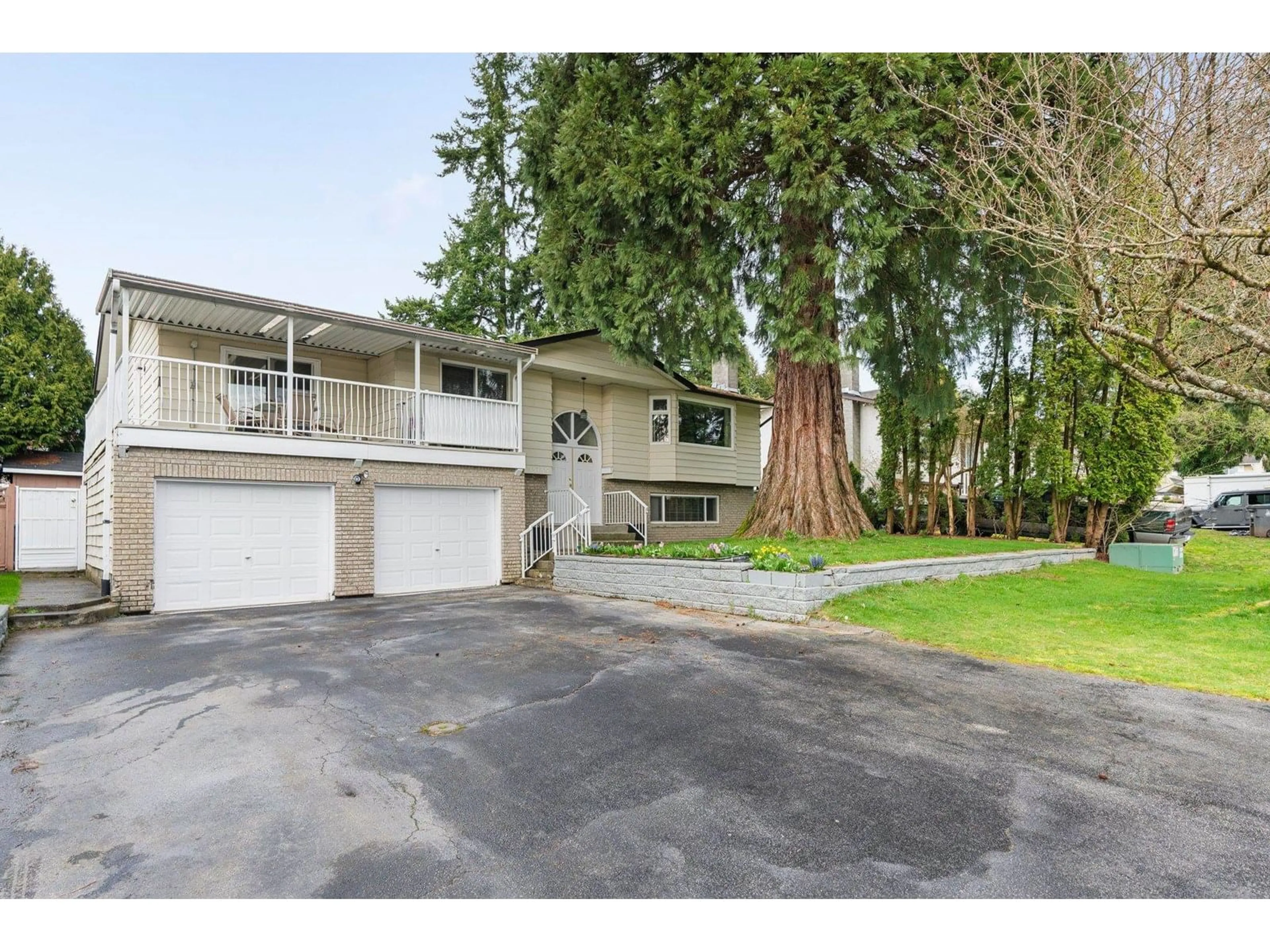 A pic from outside/outdoor area/front of a property/back of a property/a pic from drone, street for 15135 86B, Surrey British Columbia V3S4V3