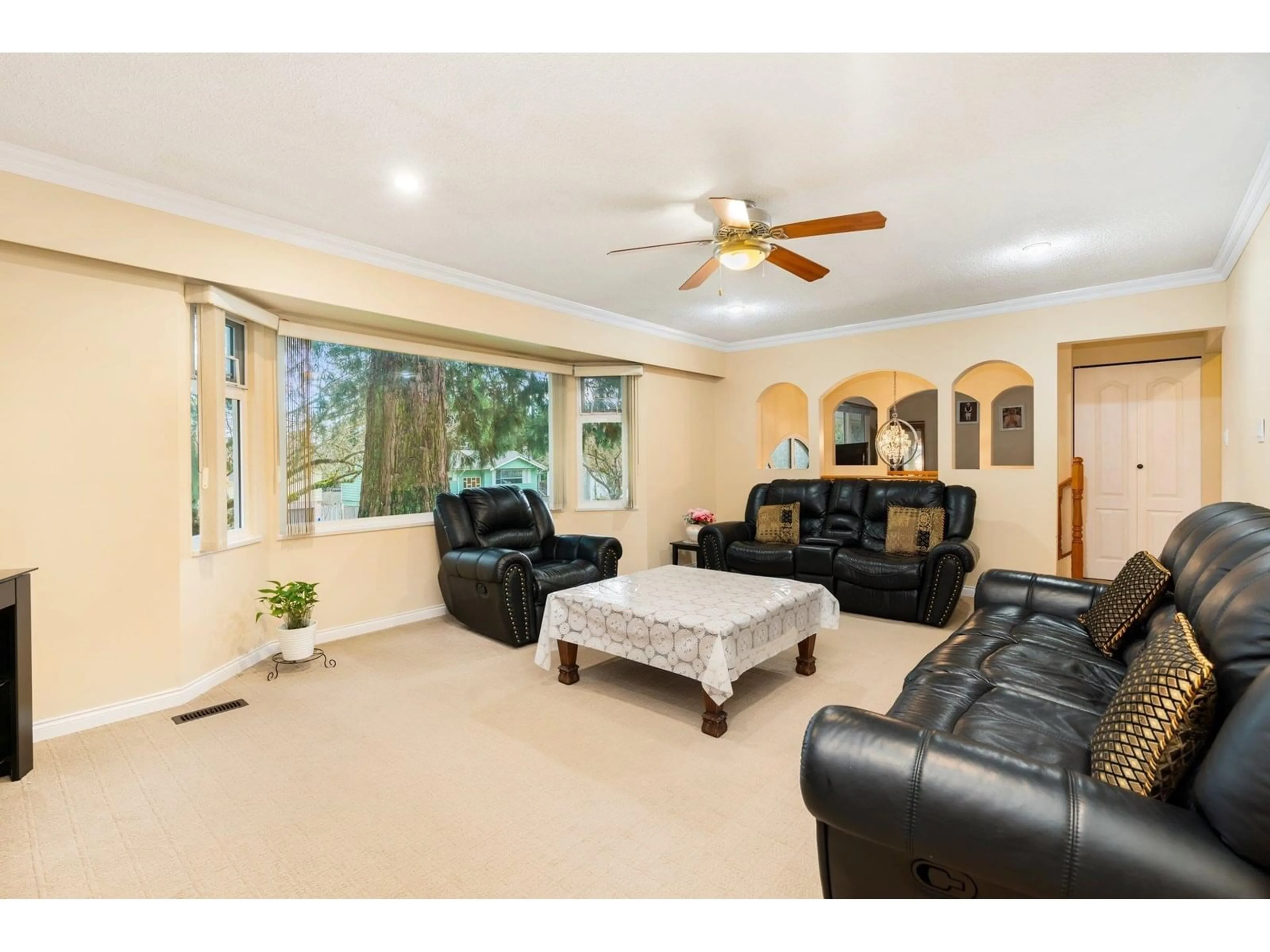 Living room with furniture, unknown for 15135 86B, Surrey British Columbia V3S4V3