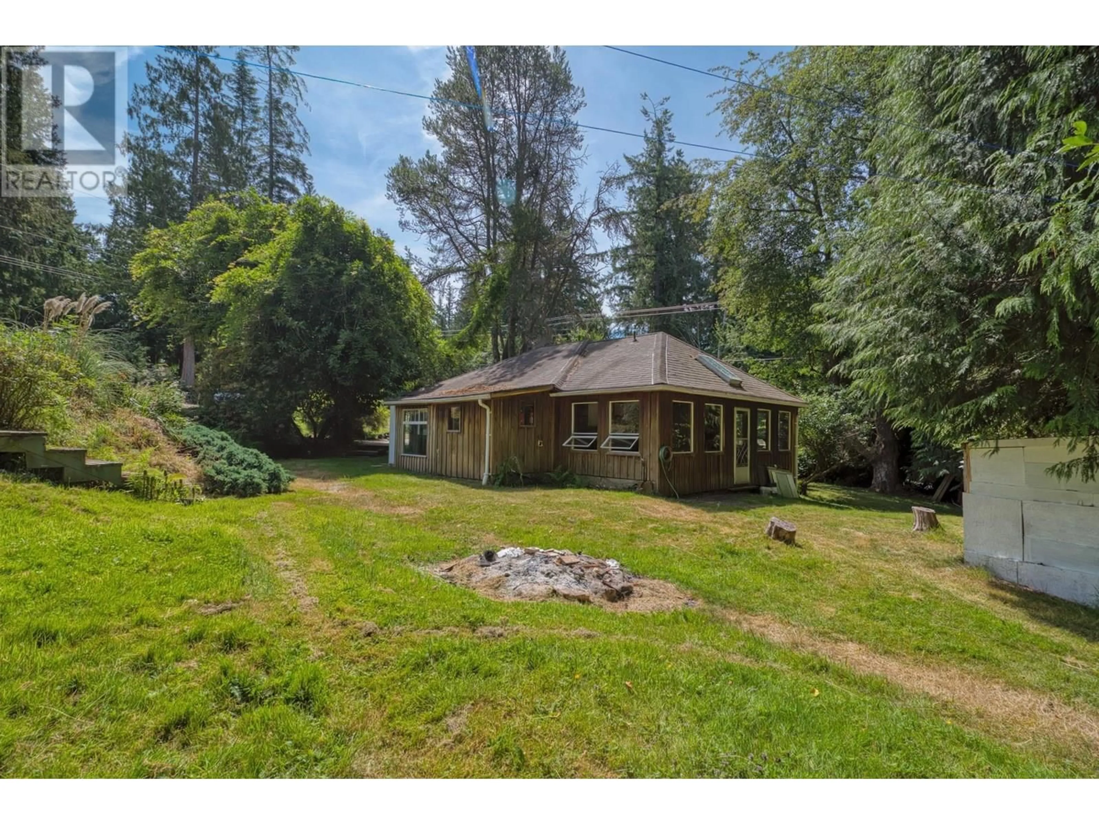 A pic from outside/outdoor area/front of a property/back of a property/a pic from drone, unknown for 8200 REDROOFFS ROAD, Halfmoon Bay British Columbia V7Z1E2