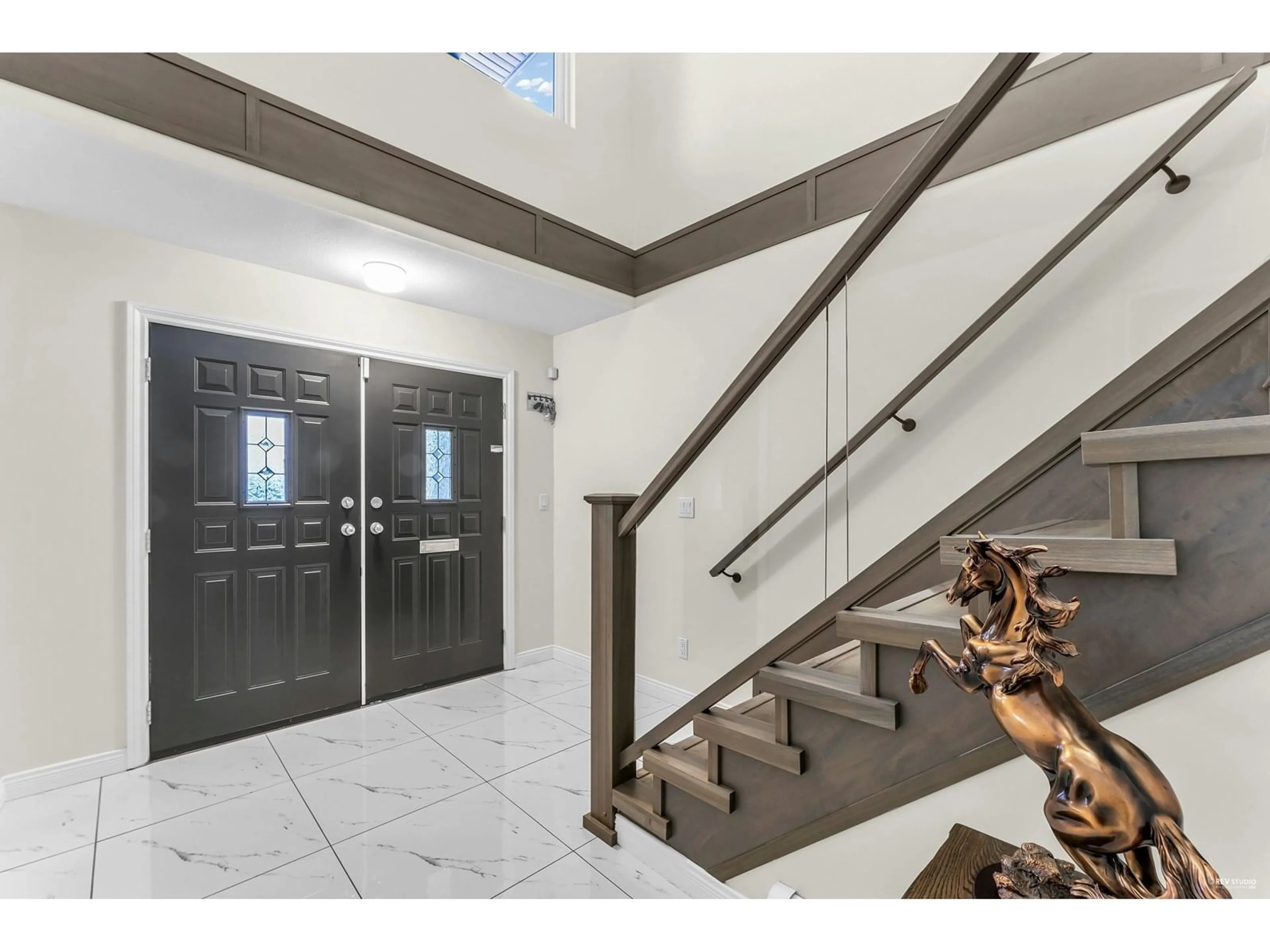 Indoor foyer for 8036 133A, Surrey British Columbia V3W4R5