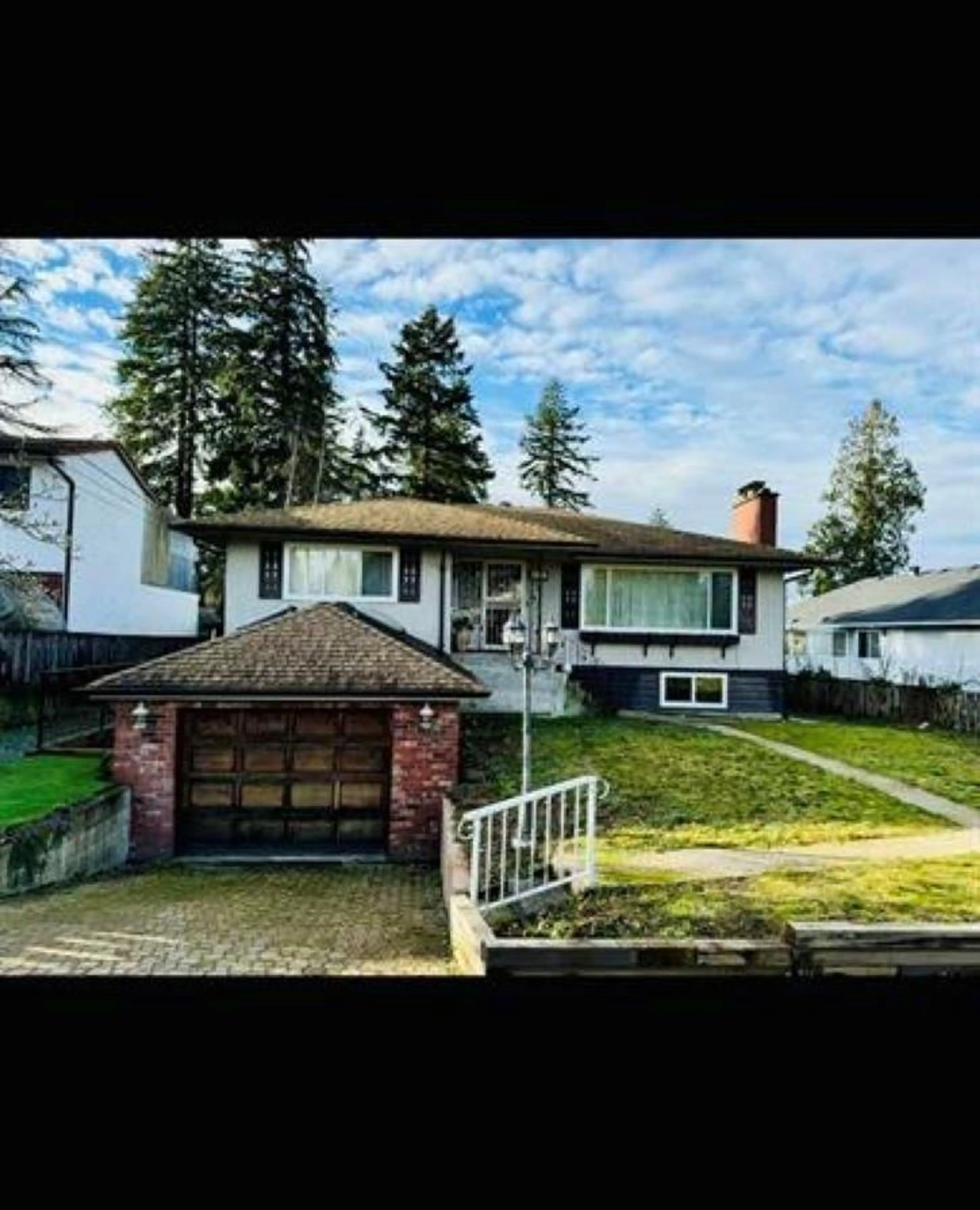 A pic from outside/outdoor area/front of a property/back of a property/a pic from drone, street for 9889 118B, Surrey British Columbia V3V4B1