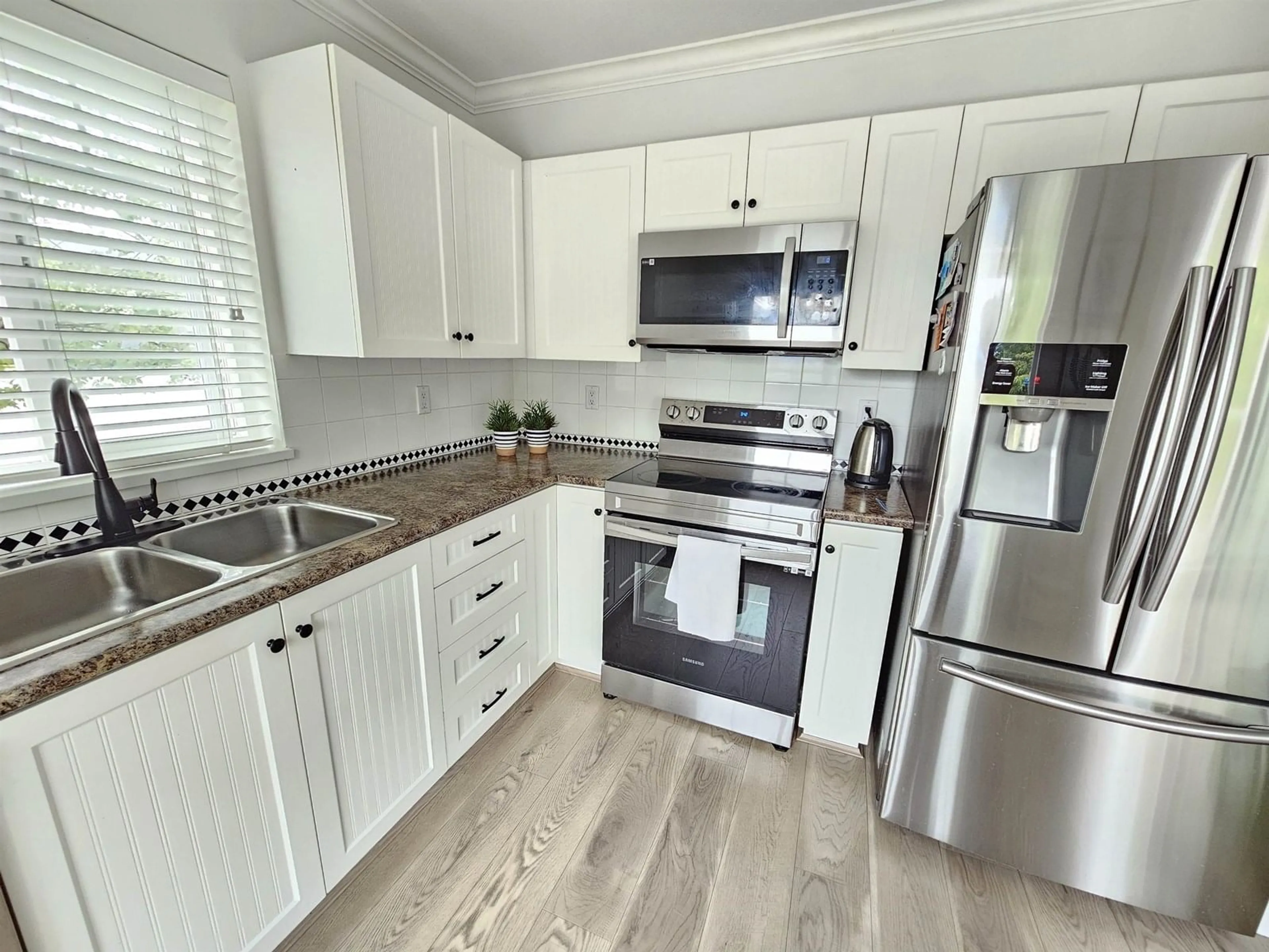Open concept kitchen, wood/laminate floor for 74 - 8890 WALNUT GROVE, Langley British Columbia V1M3W4