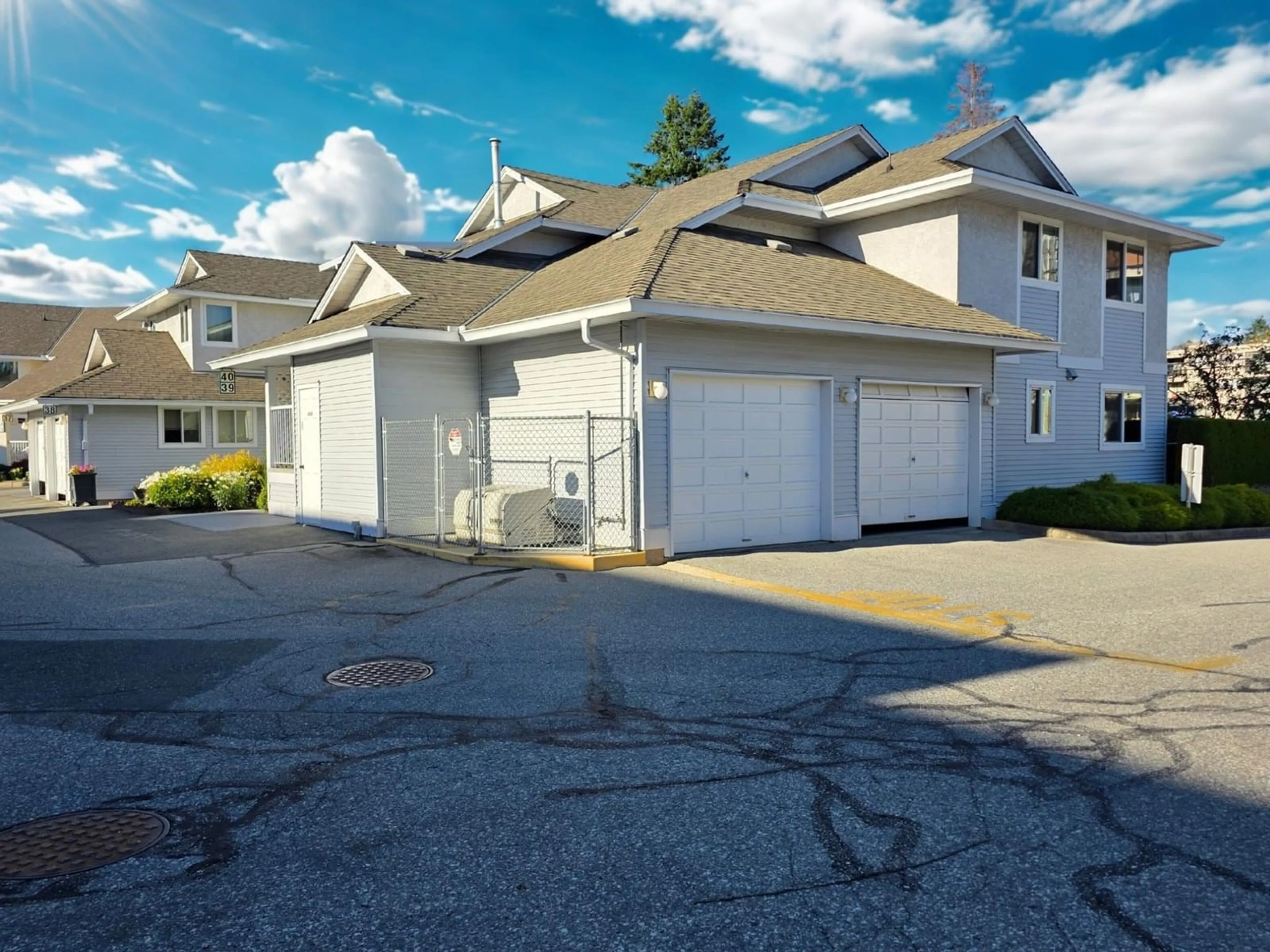 A pic from outside/outdoor area/front of a property/back of a property/a pic from drone, street for 39 - 2475 EMERSON, Abbotsford British Columbia V2T4W5