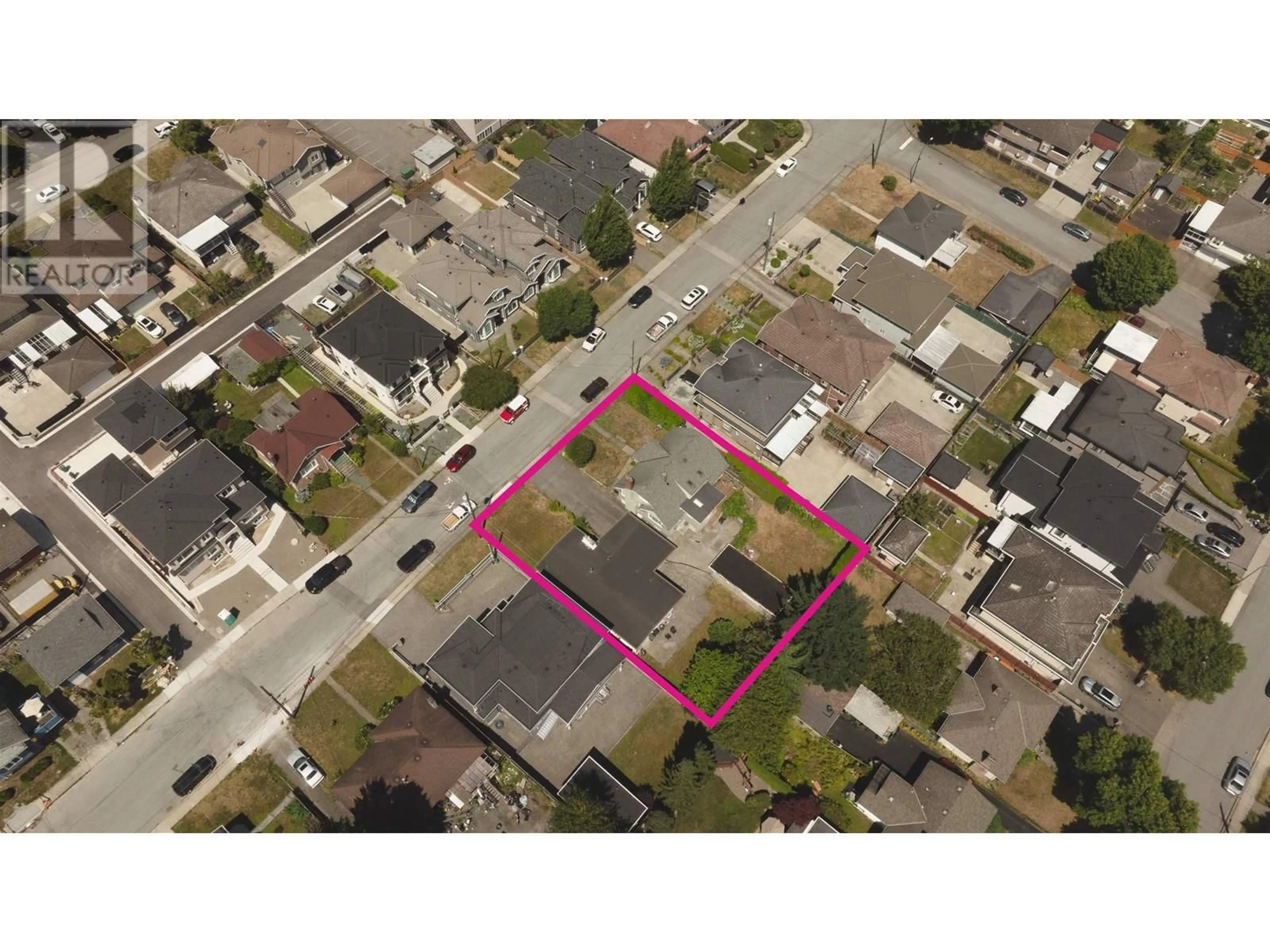 A pic from outside/outdoor area/front of a property/back of a property/a pic from drone, street for 7758 15 TH AVENUE, Burnaby British Columbia V3N1W5