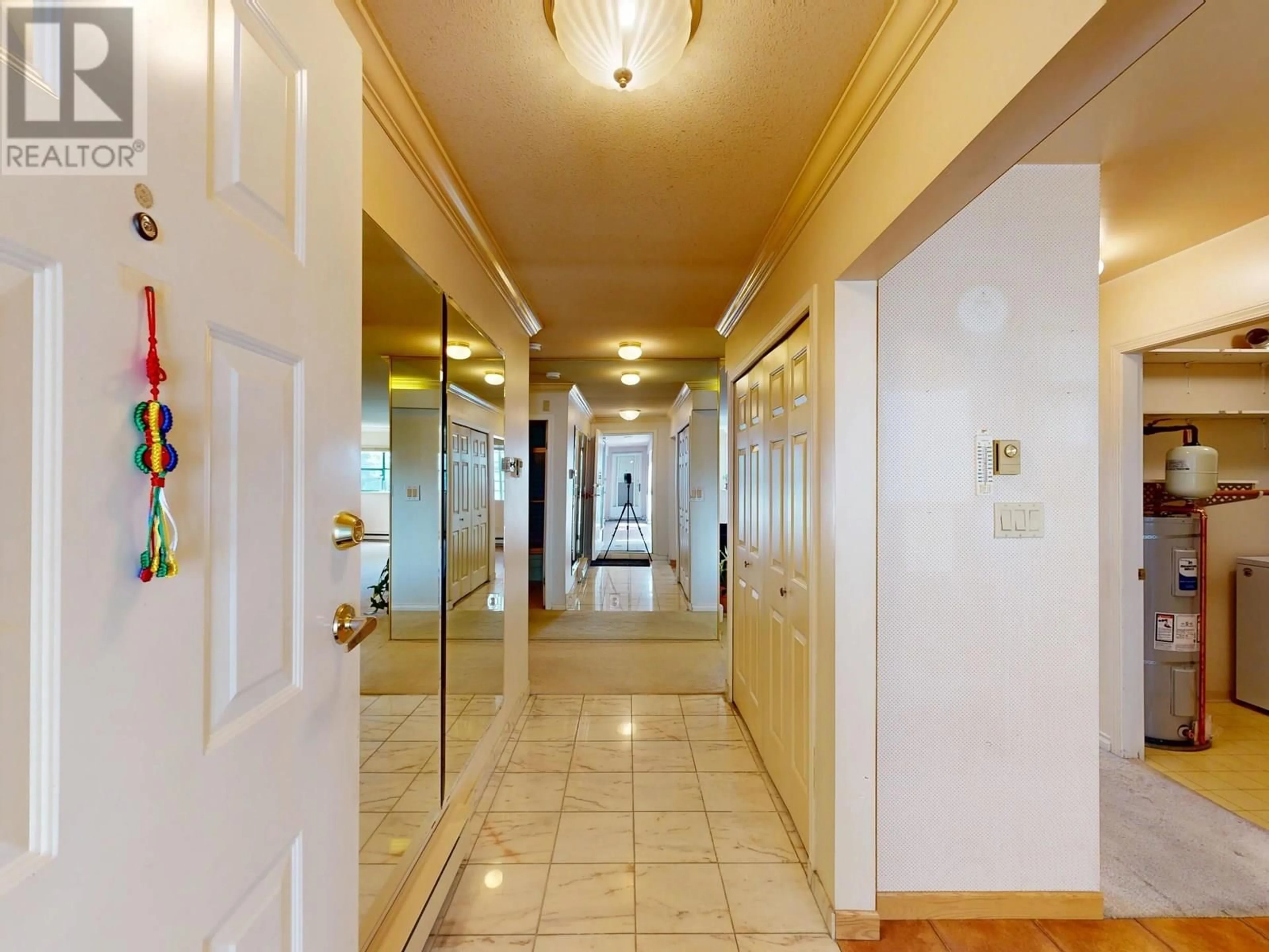 Indoor foyer for 101 - 5550 14B AVENUE, Delta British Columbia V4M2G6