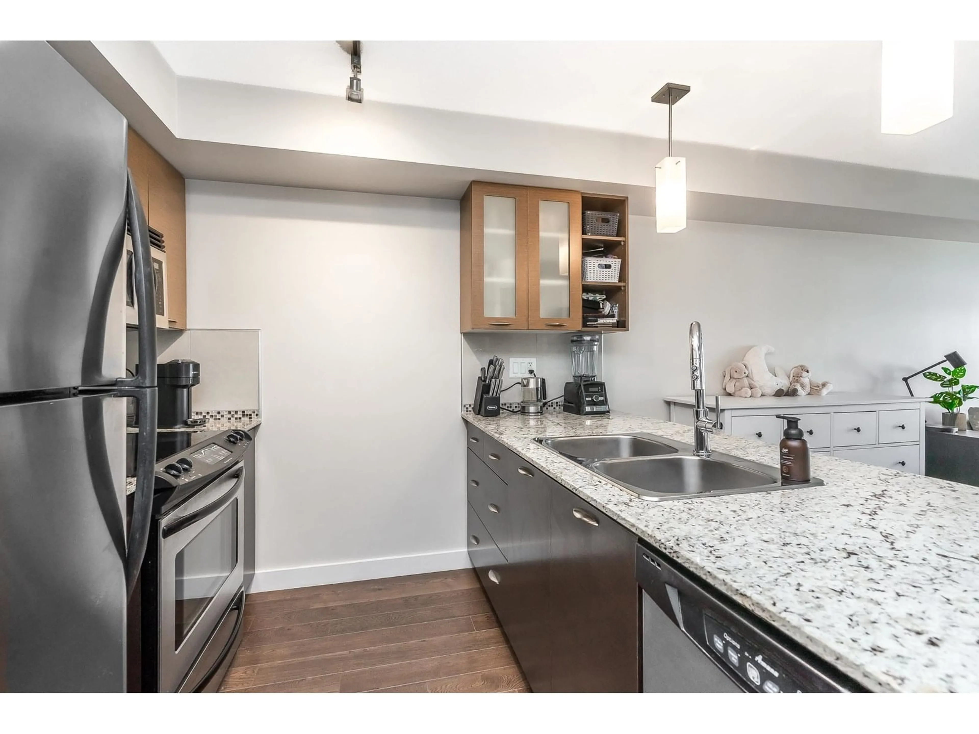 Open concept kitchen, unknown for 316 - 2233 MCKENZIE, Abbotsford British Columbia V2S4A1