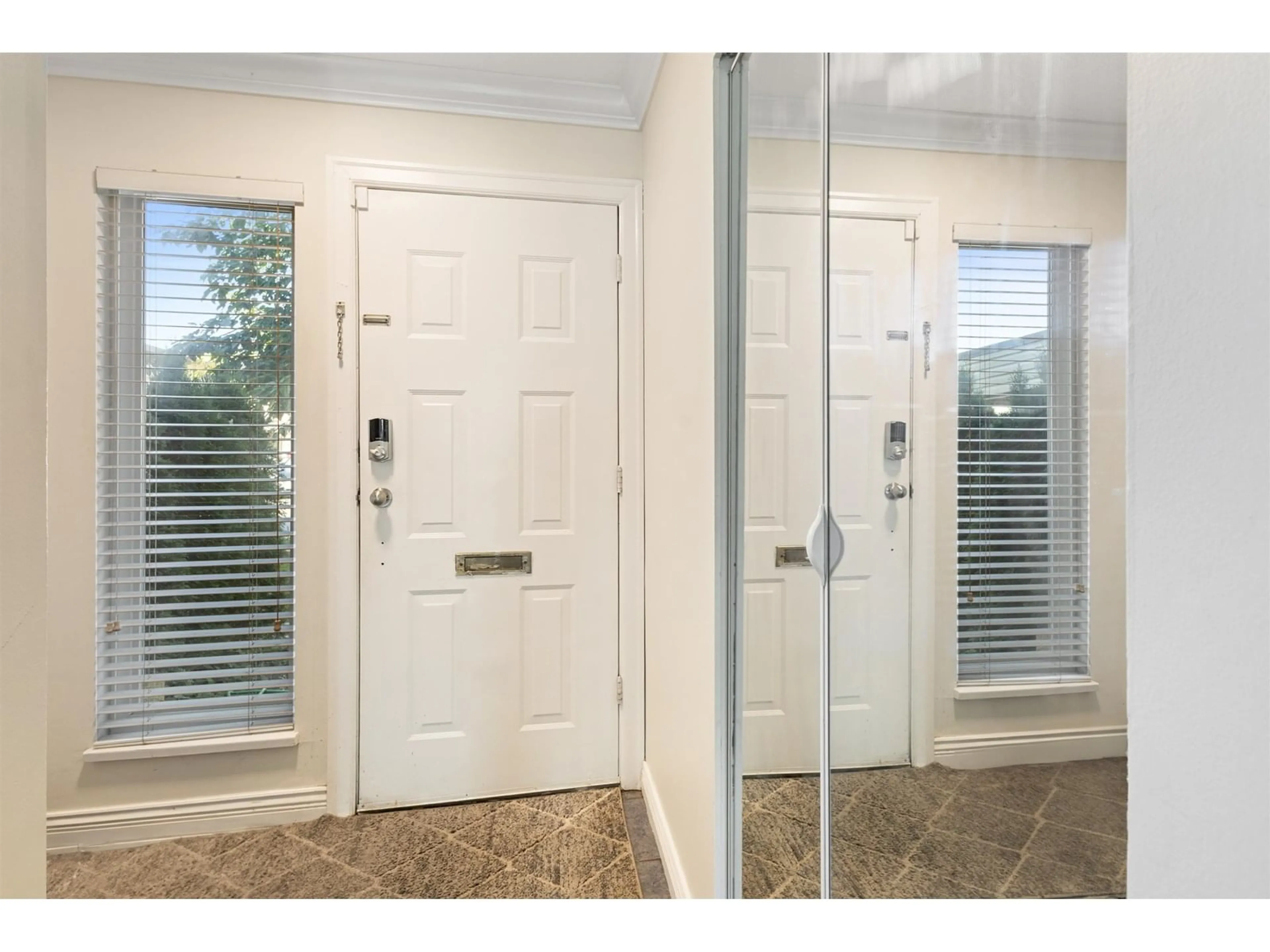 Indoor entryway for 183 - 32550 MACLURE, Abbotsford British Columbia V2T4N3