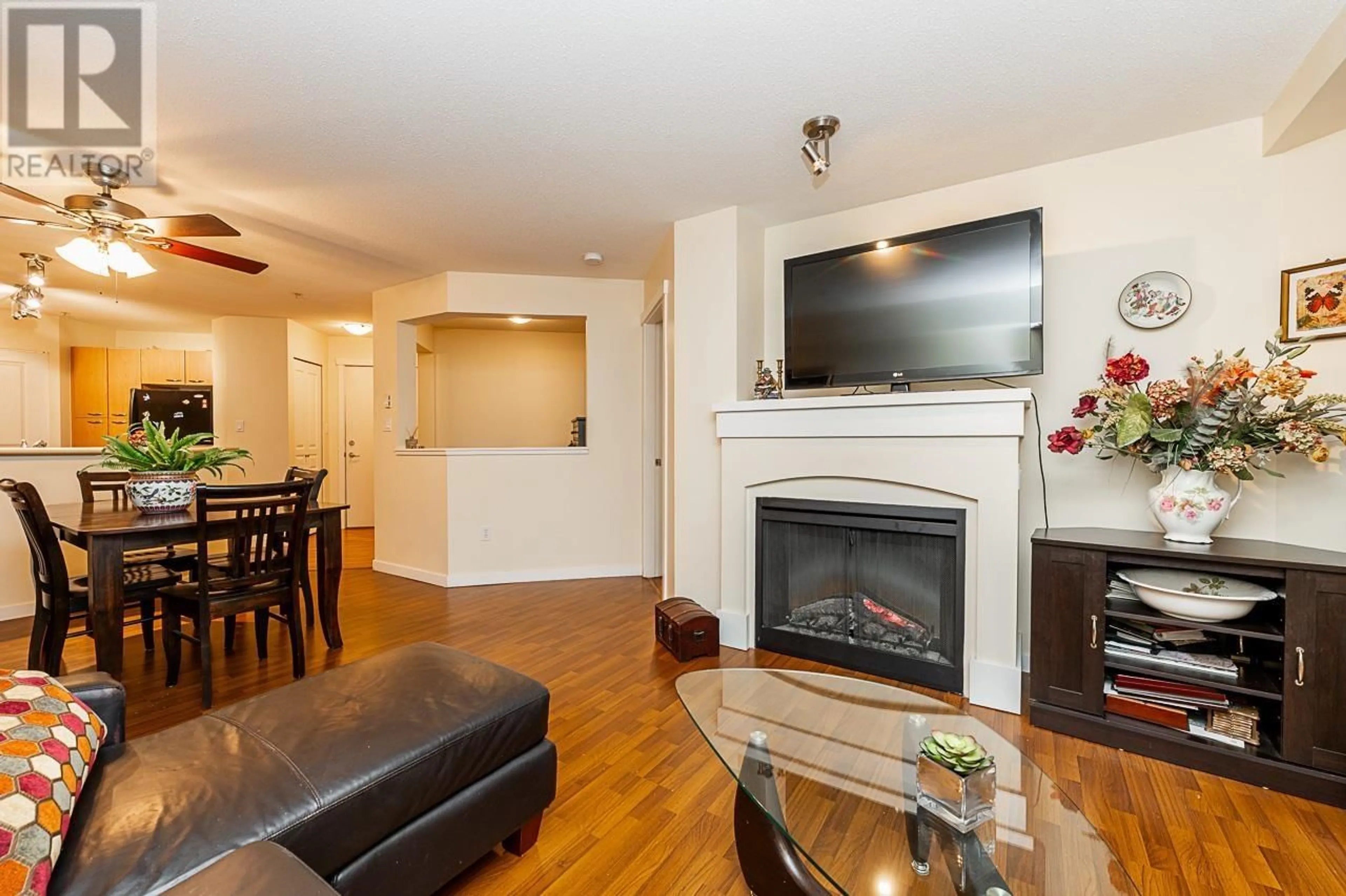 Living room with furniture, wood/laminate floor for 206 - 2958 SILVER SPRINGS BOULEVARD, Coquitlam British Columbia V3E3R9