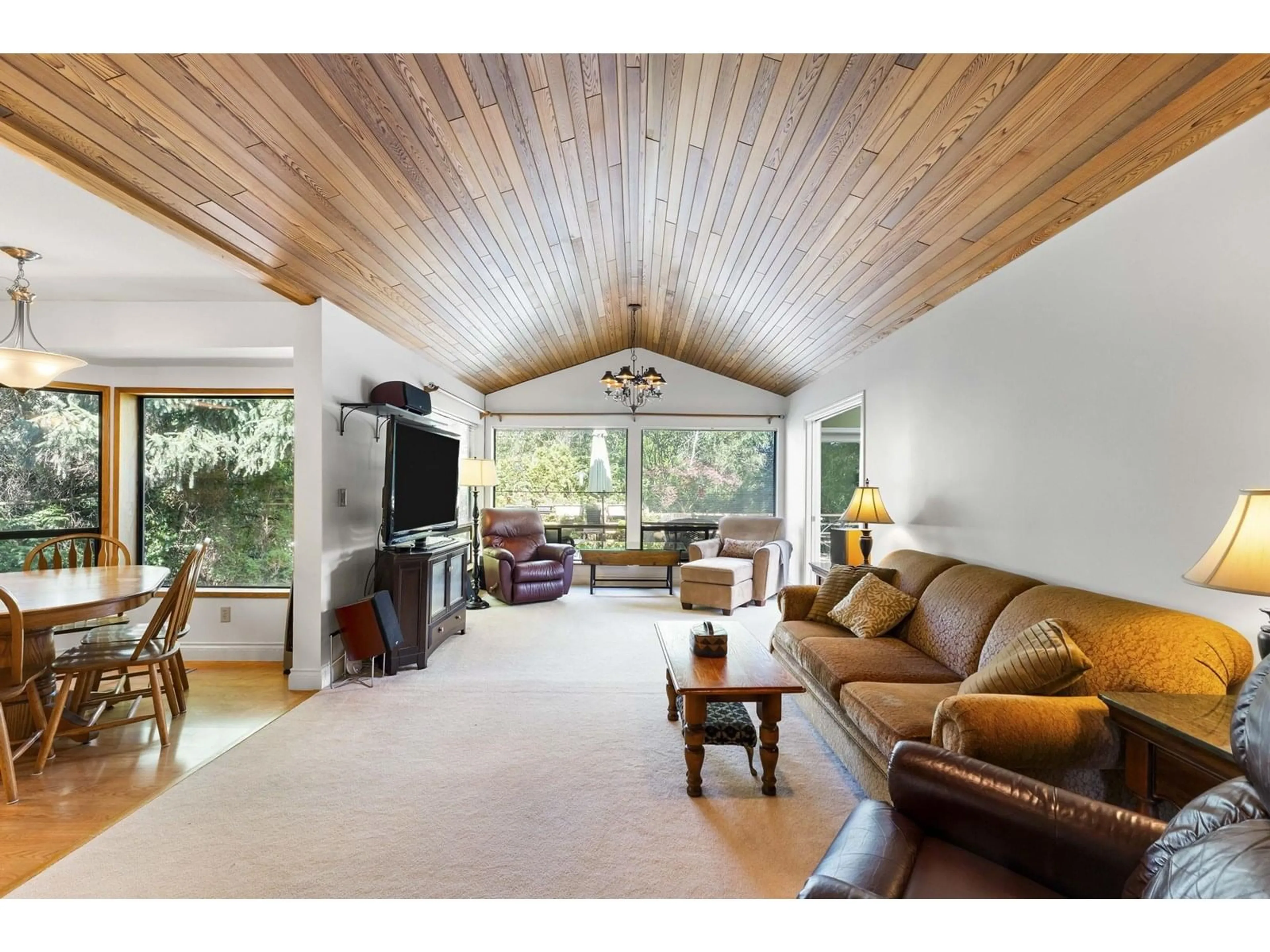 Living room with furniture, wood/laminate floor for 15342 KILLARNEY, Surrey British Columbia V3S6P9