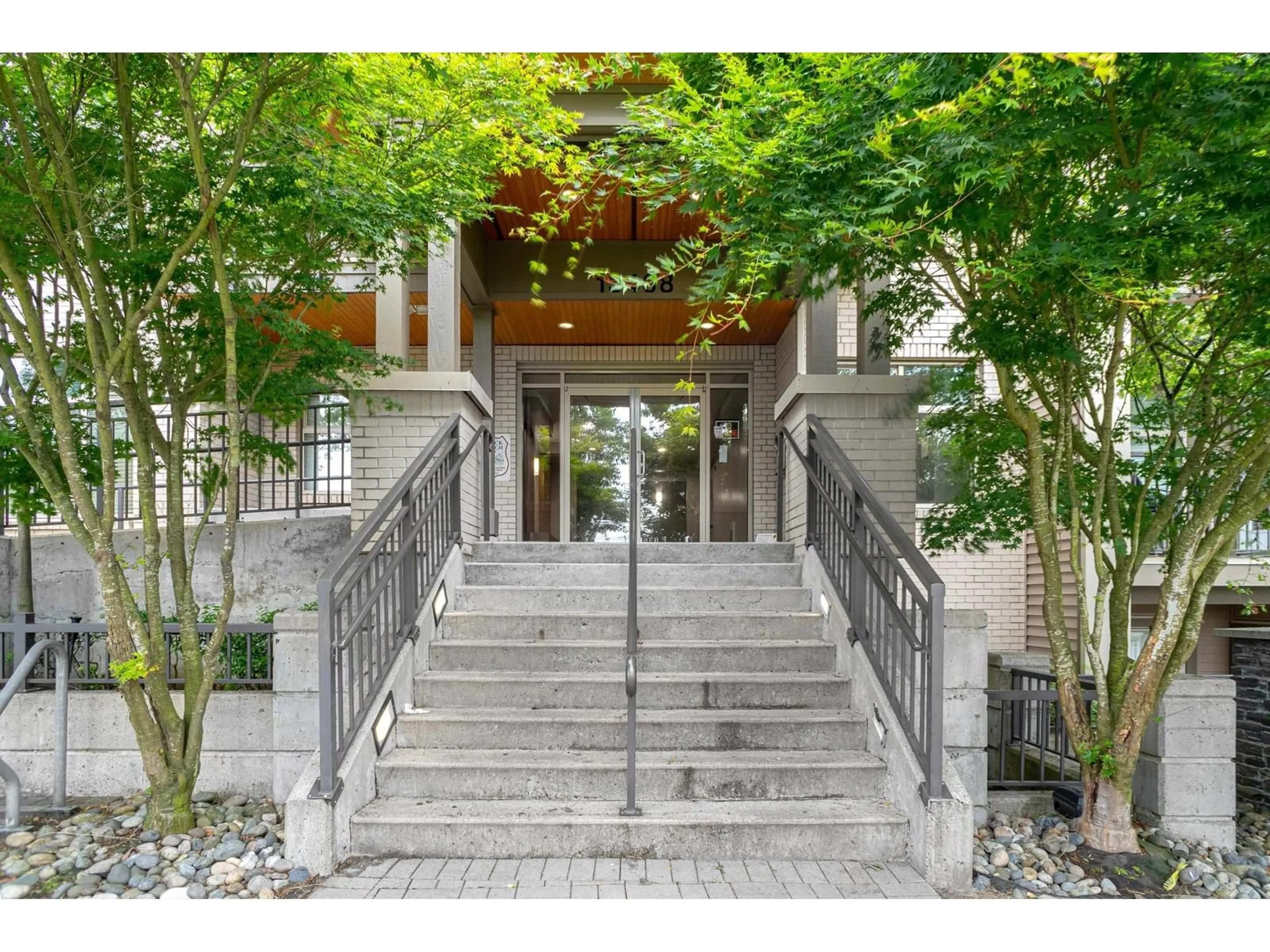 Indoor foyer for 119 - 13468 KING GEORGE, Surrey British Columbia V3T0H5