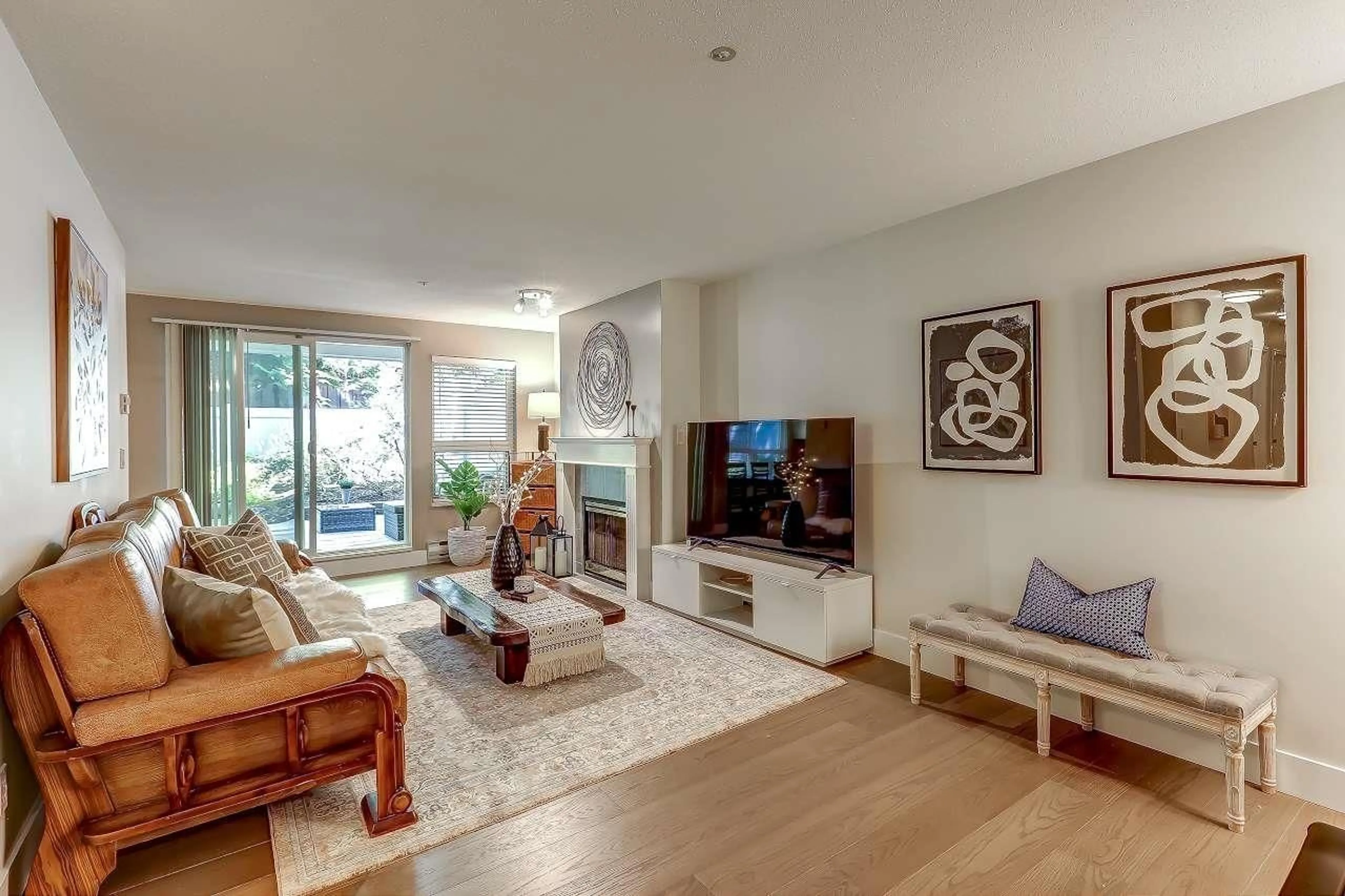 Living room with furniture, wood/laminate floor for 113 - 9688 148, Surrey British Columbia V3R0W2