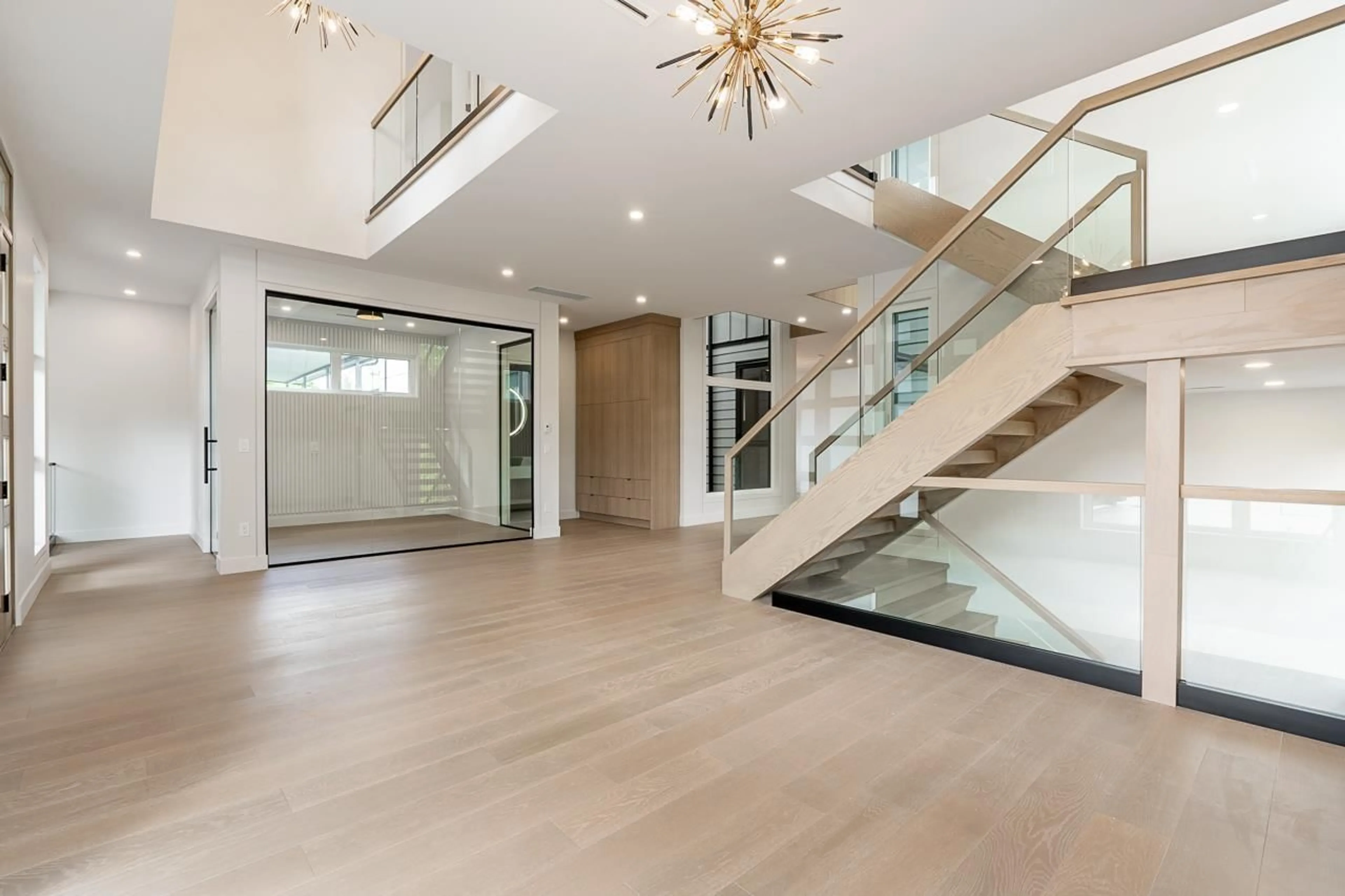 Indoor foyer for 10168 161, Surrey British Columbia V4N2K2