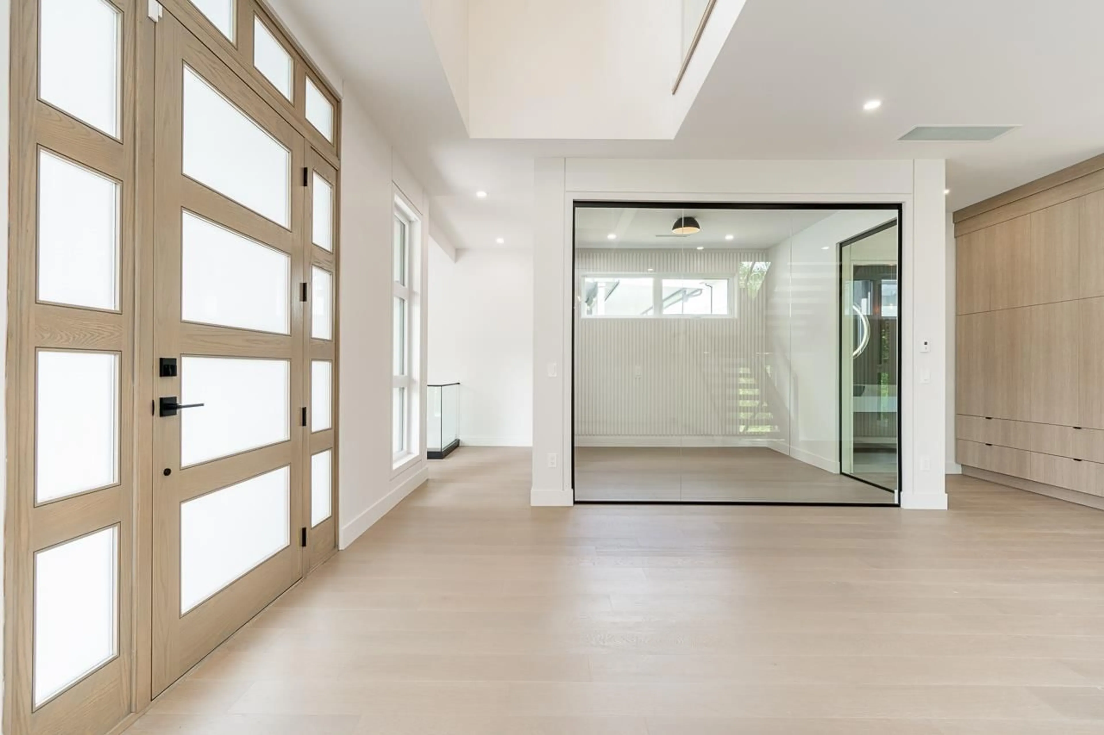 Indoor foyer for 10168 161, Surrey British Columbia V4N2K2