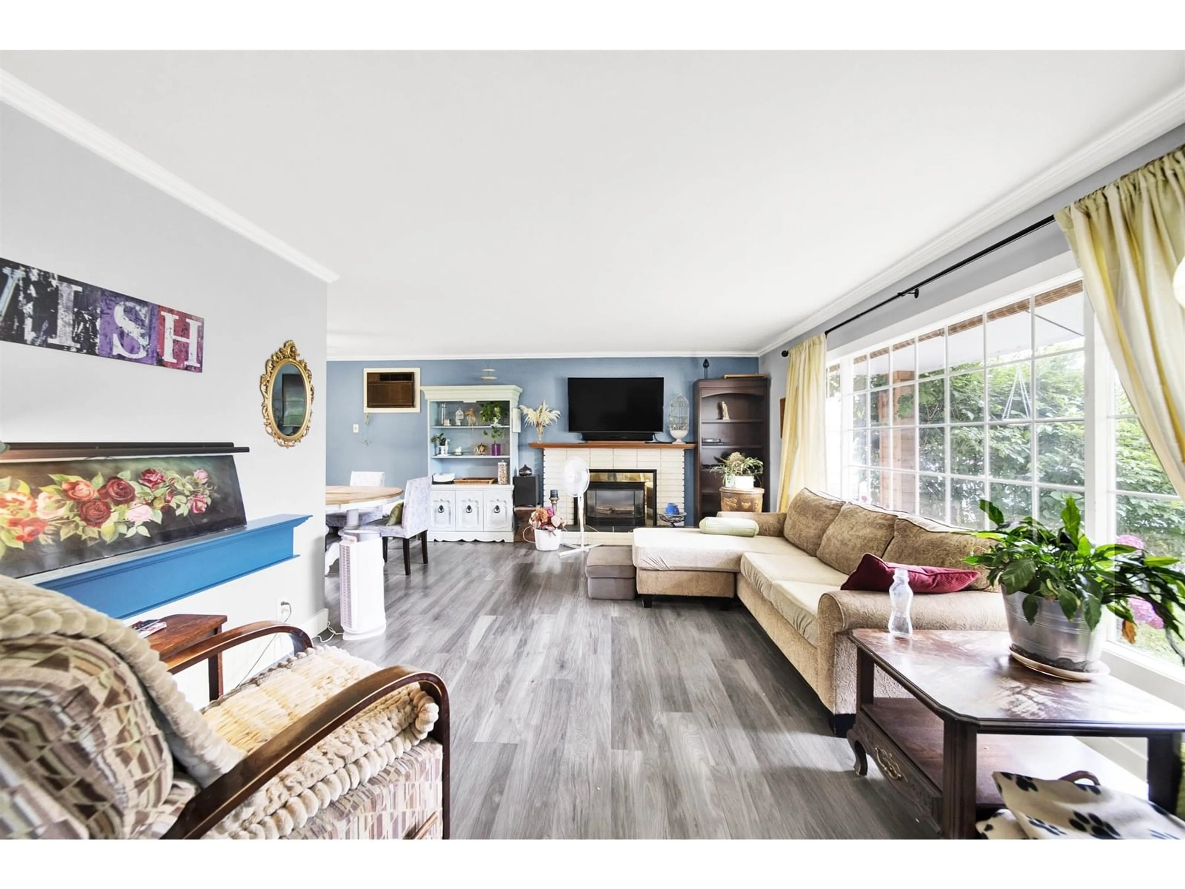 Living room with furniture, wood/laminate floor for 9560 CARLETON STREET, Chilliwack British Columbia V2P6E3