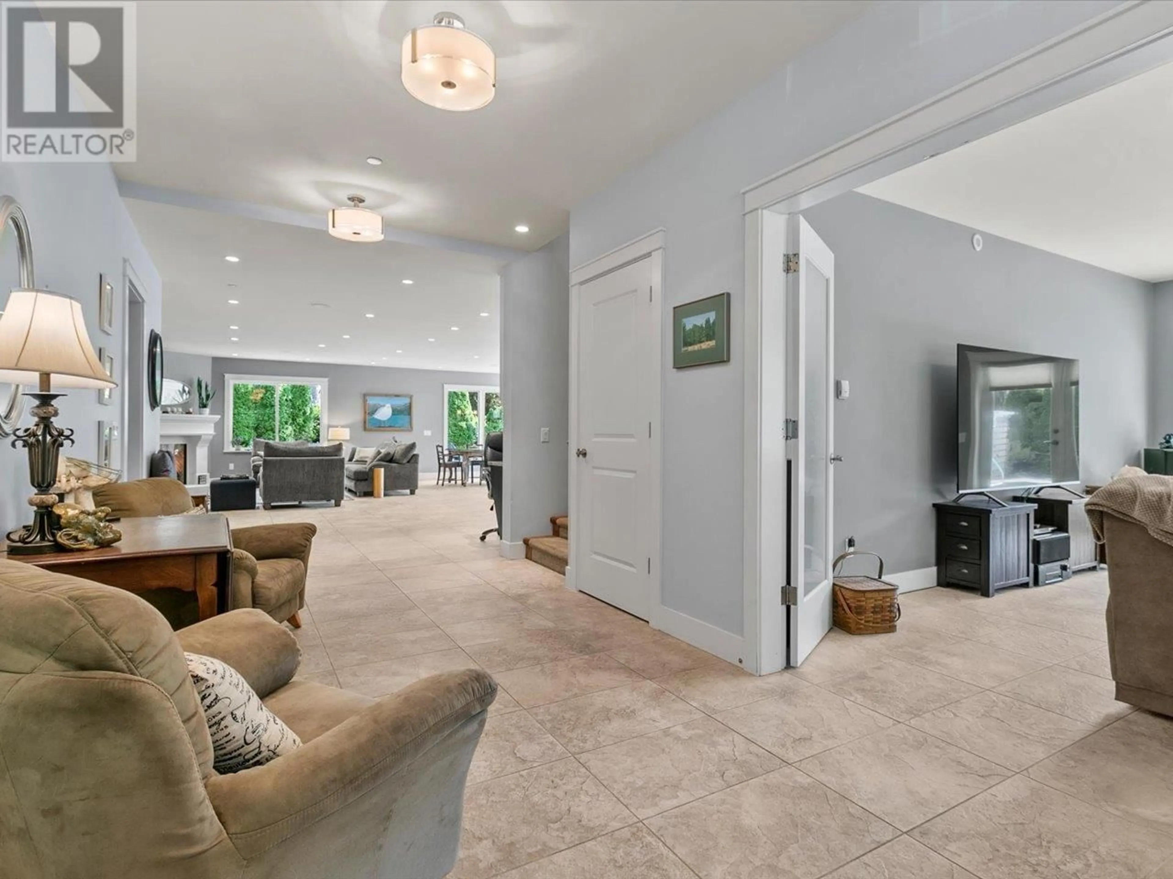 Indoor entryway for 320 MOYNE DRIVE, West Vancouver British Columbia V7S1J5