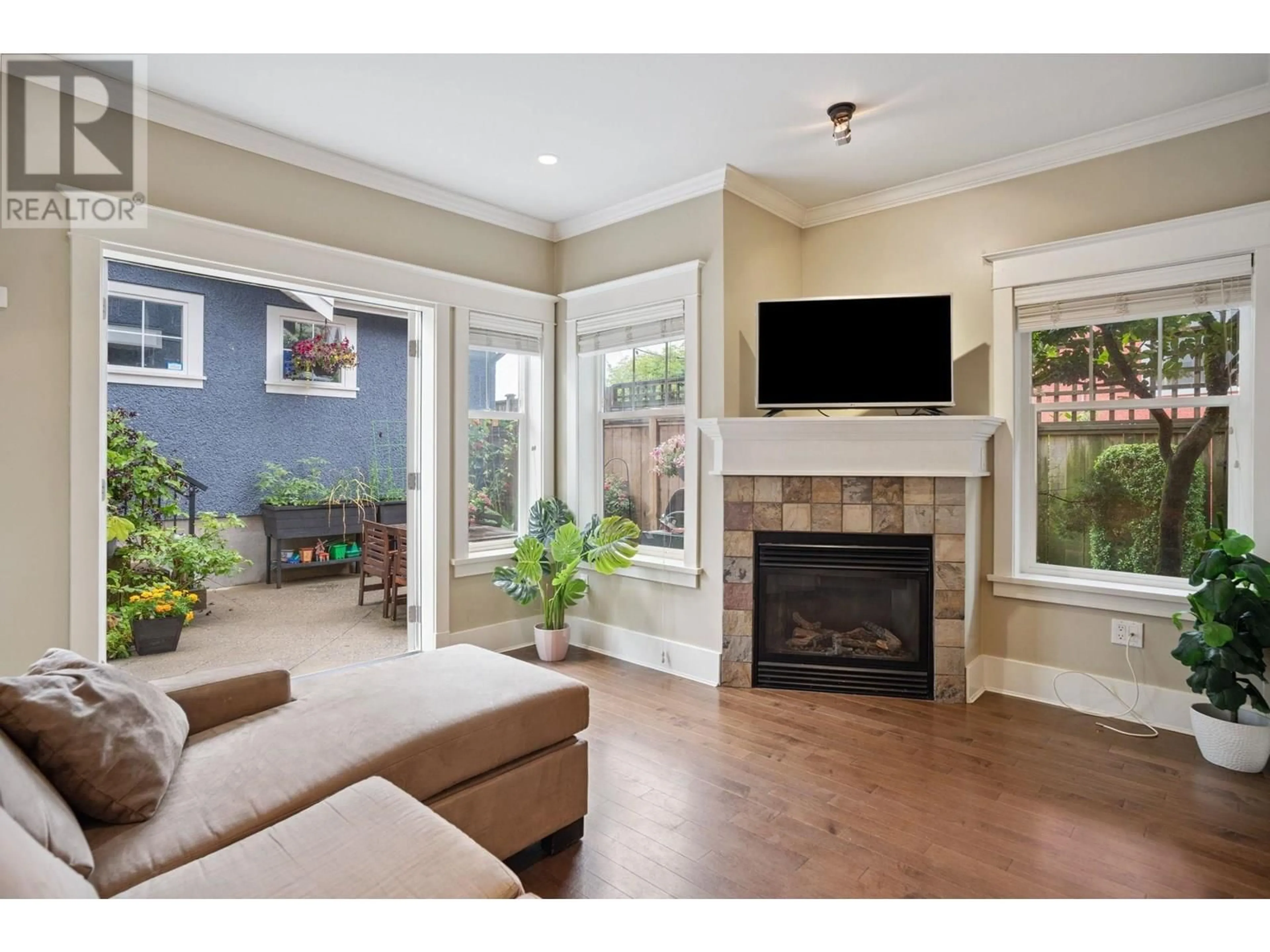 Living room with furniture, unknown for 49 13TH AVENUE, Vancouver British Columbia V5T2K2