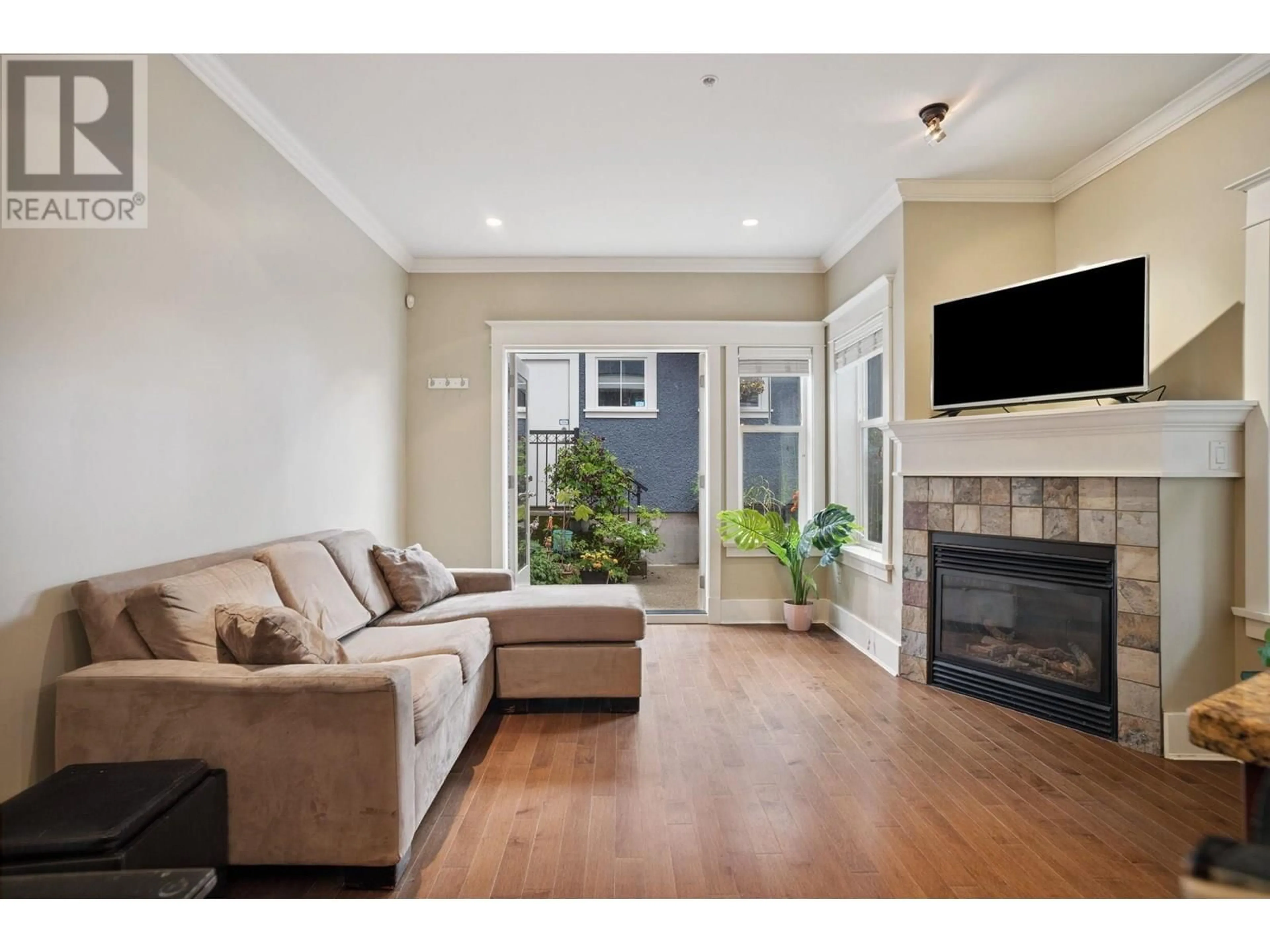 Living room with furniture, unknown for 49 13TH AVENUE, Vancouver British Columbia V5T2K2
