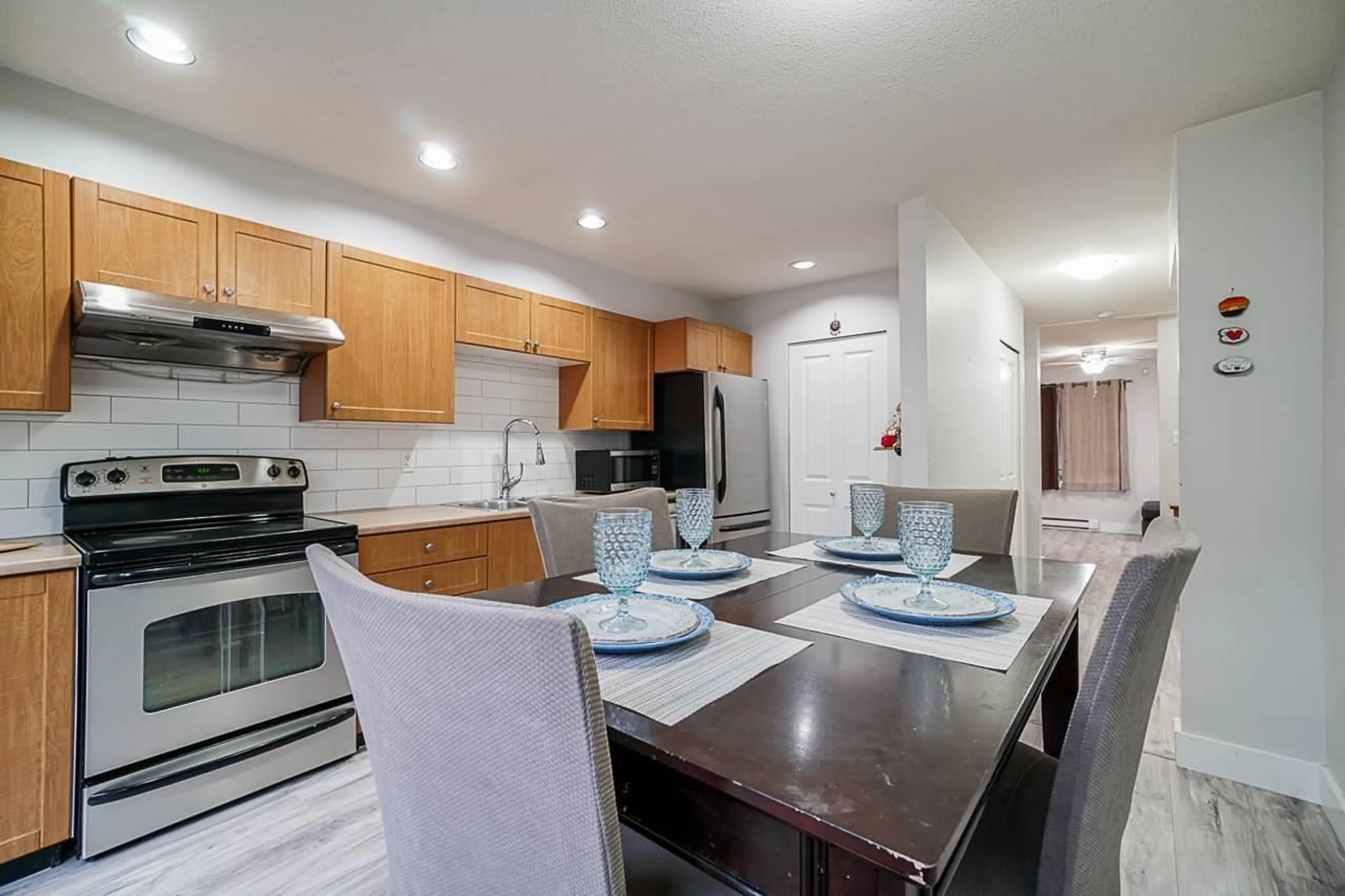 Open concept kitchen, unknown for 174 - 16177 83, Surrey British Columbia V4N5T3