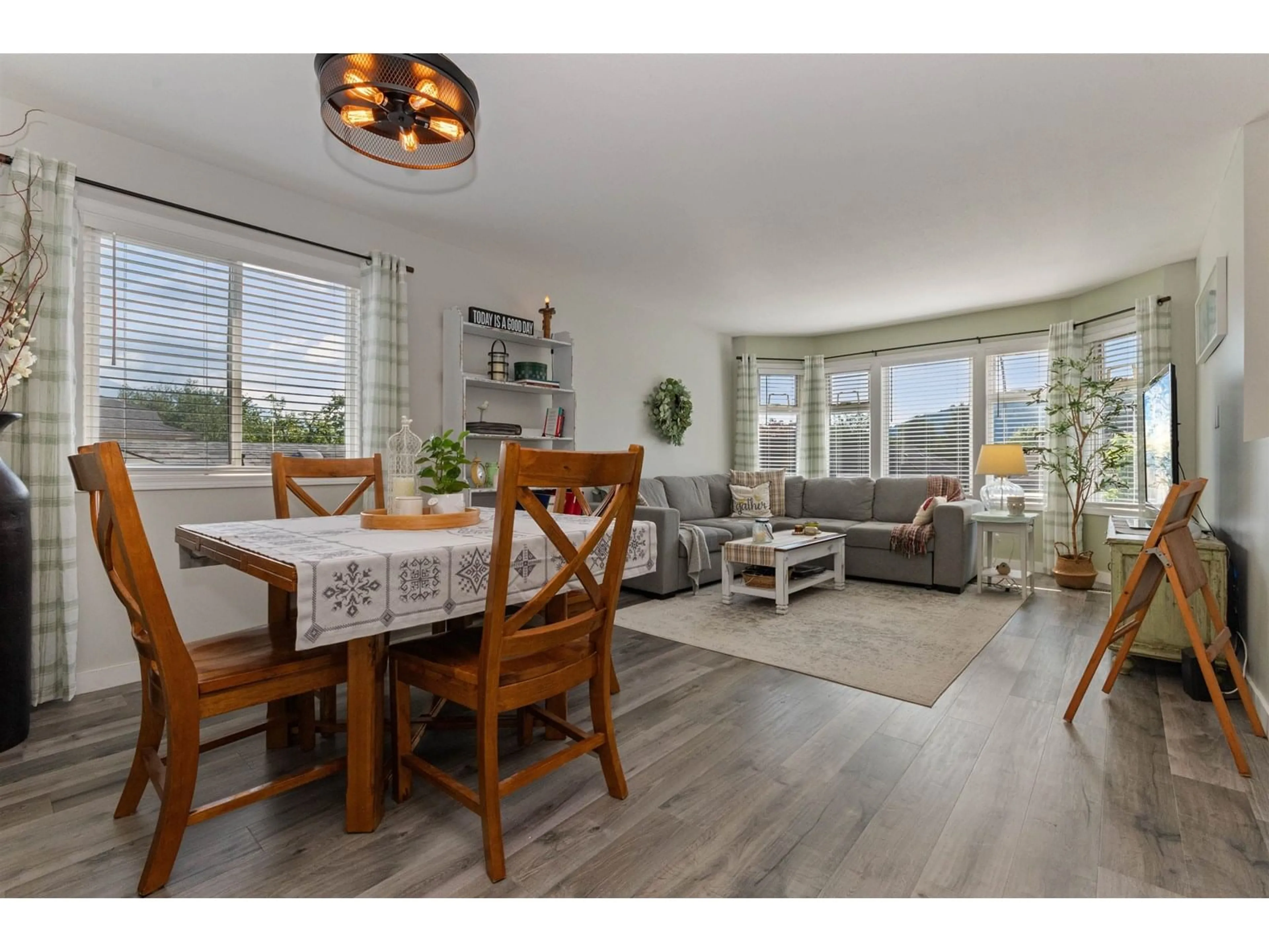 Dining room, wood/laminate floor for 1578 CANTERBURY DRIVE, Agassiz British Columbia V0M1A3