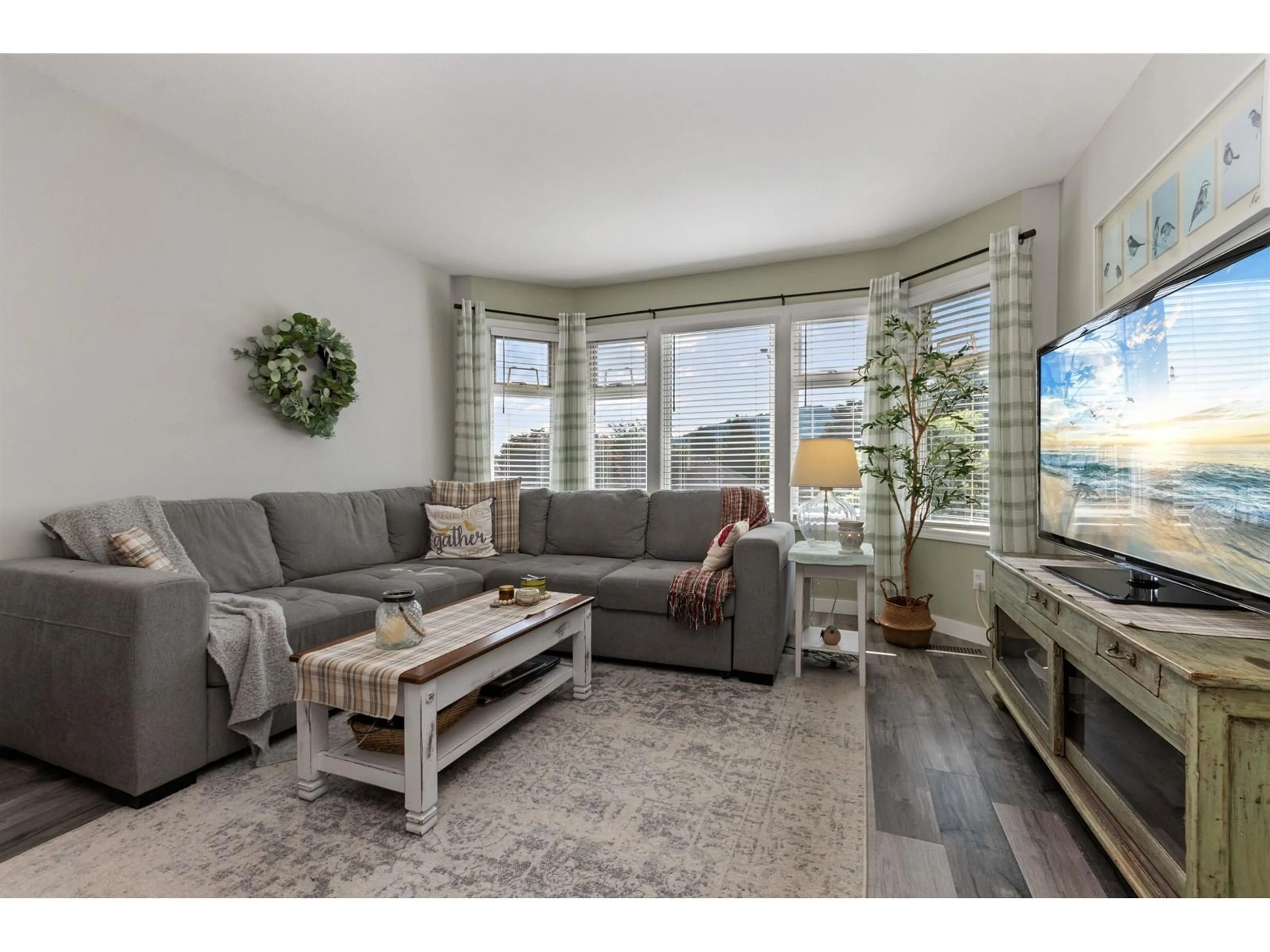 Living room with furniture, unknown for 1578 CANTERBURY DRIVE, Agassiz British Columbia V0M1A3