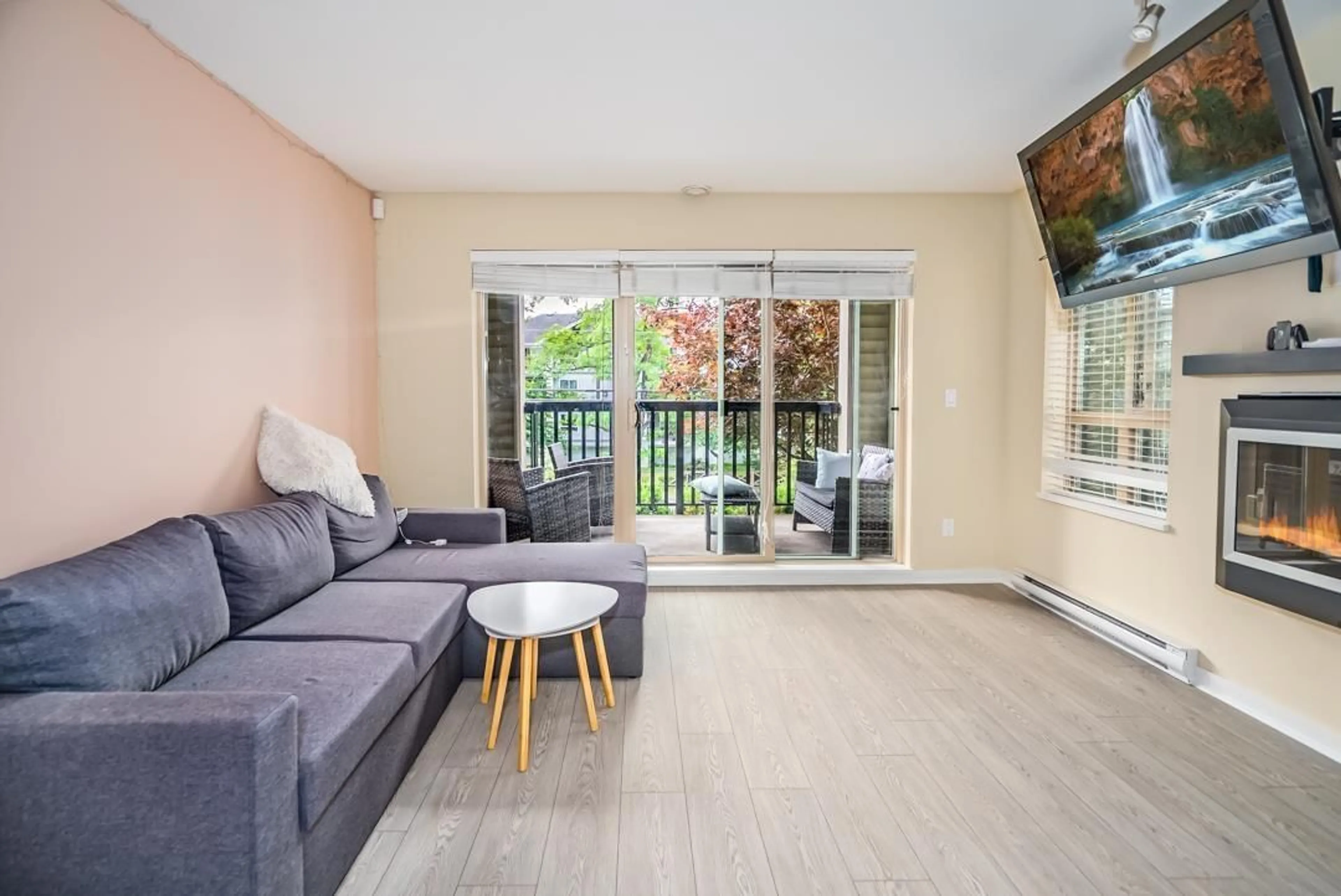 Living room with furniture, wood/laminate floor for 202 - 21009 56, Langley British Columbia V3A0C9