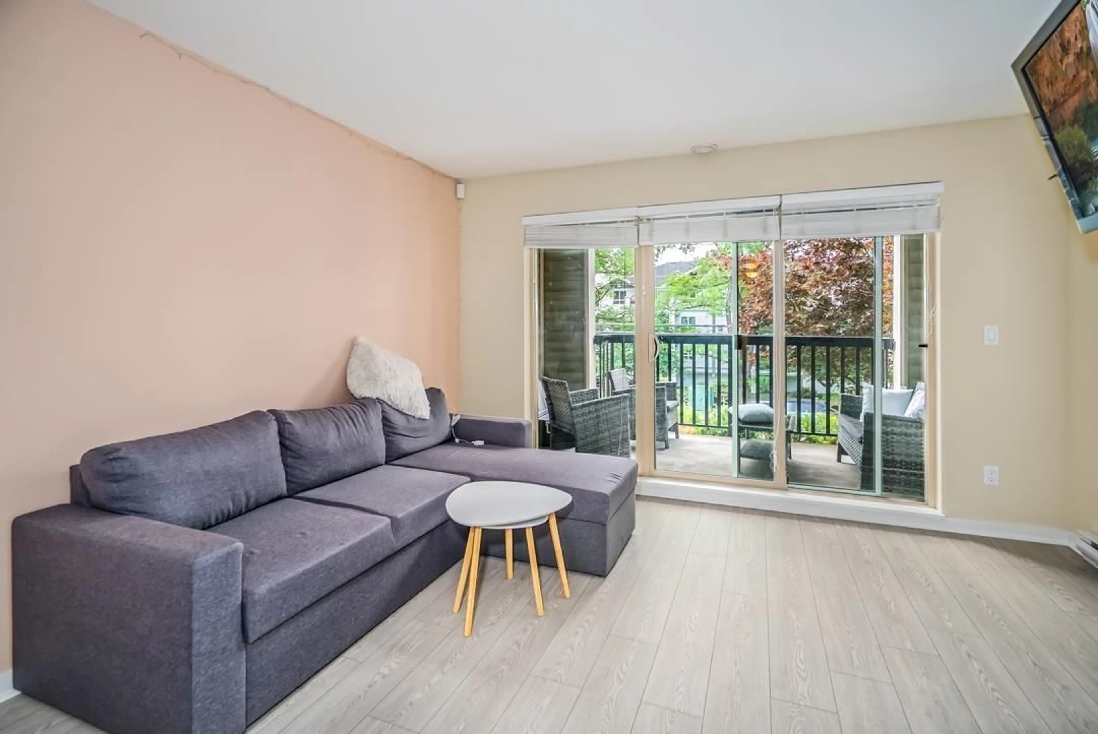 Living room with furniture, wood/laminate floor for 202 - 21009 56, Langley British Columbia V3A0C9