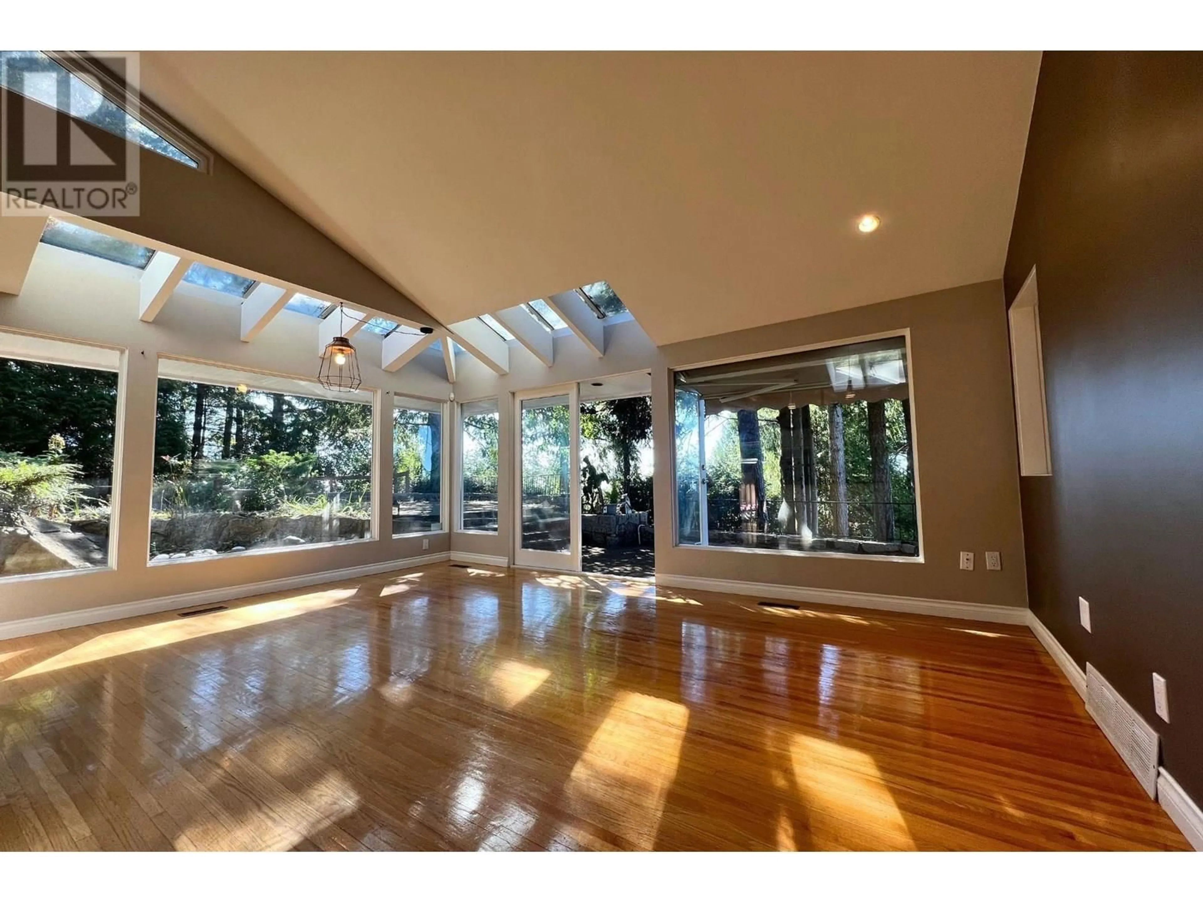 Indoor foyer for 4408 WOODPARK ROAD, West Vancouver British Columbia V7S2W4