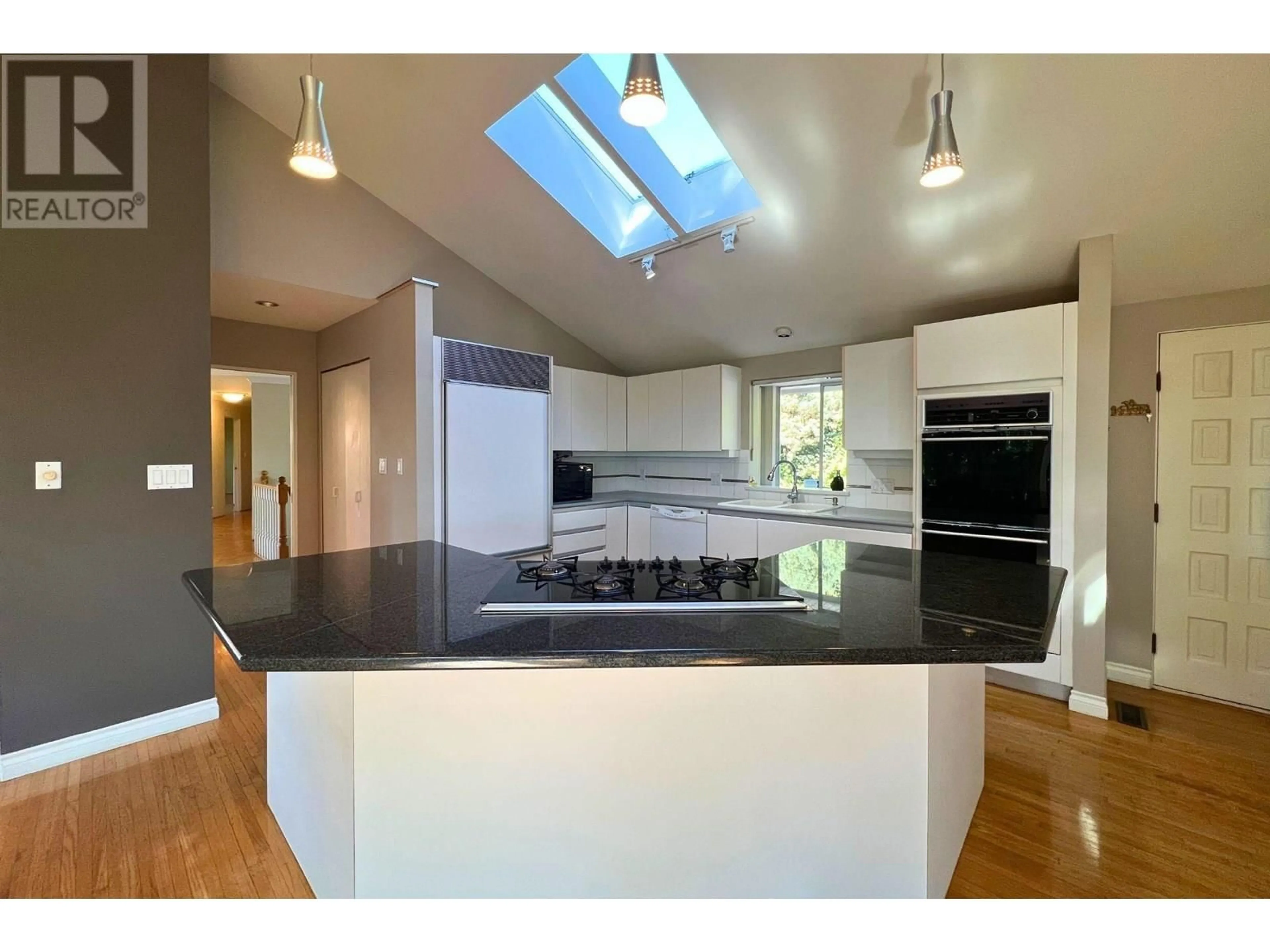 Contemporary kitchen, unknown for 4408 WOODPARK ROAD, West Vancouver British Columbia V7S2W4