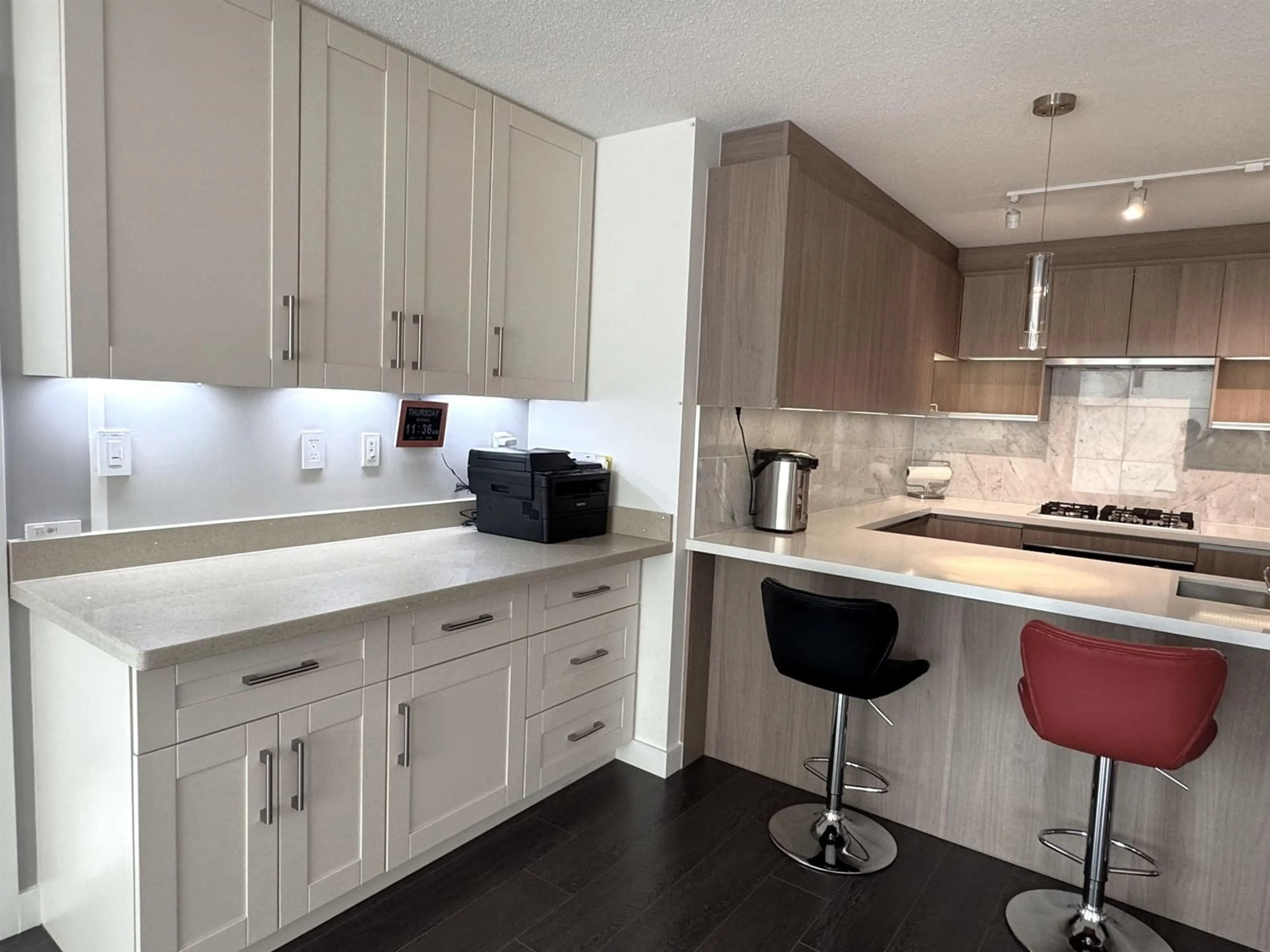 Contemporary kitchen, unknown for 3802 - 13696 100, Surrey British Columbia V3T0L5