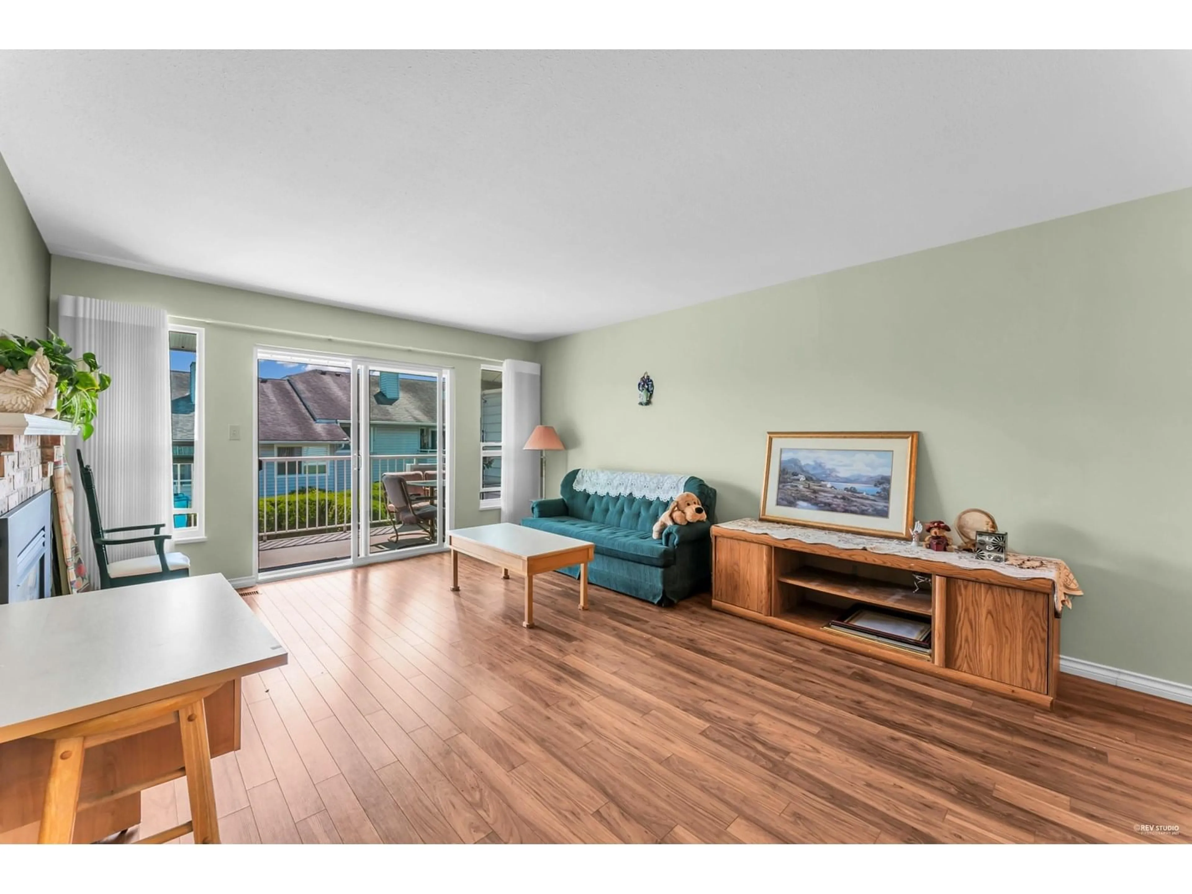 Living room with furniture, wood/laminate floor for 32 - 2989 TRAFALGAR, Abbotsford British Columbia V2S7X9