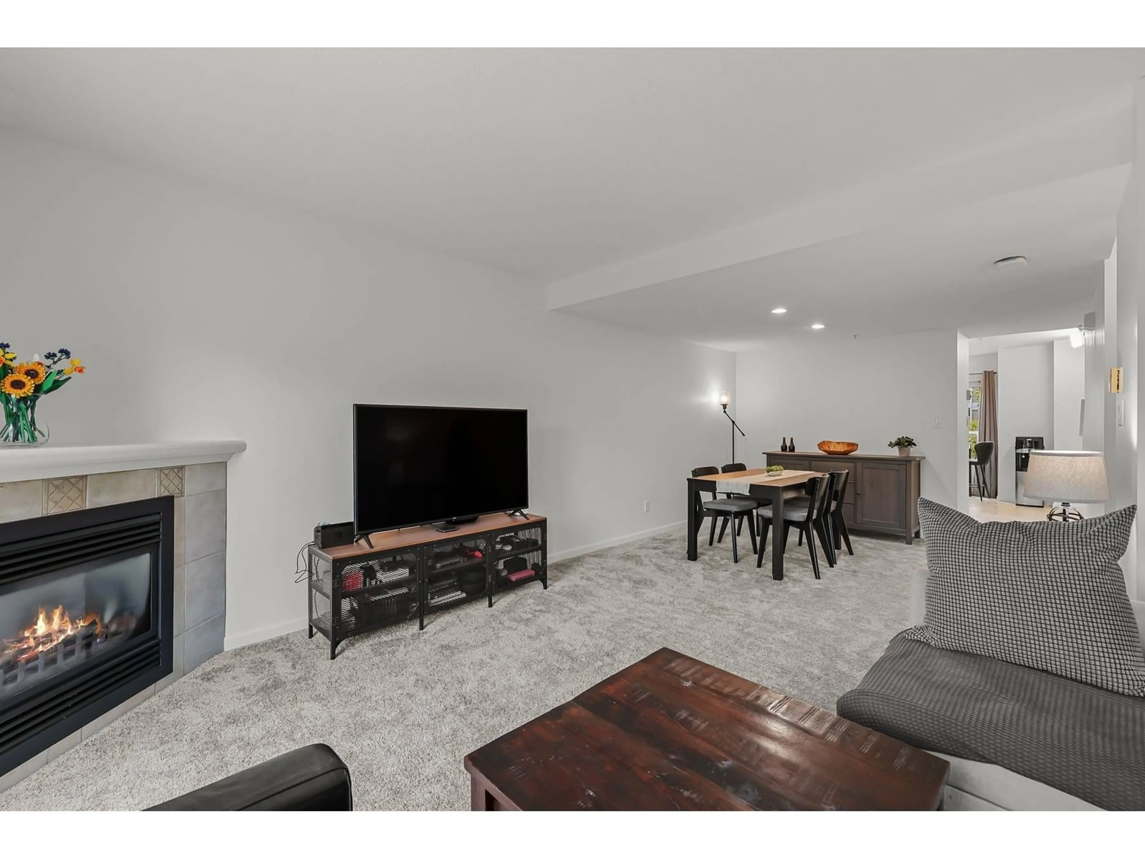 Living room with furniture, unknown for 14 - 20890 57, Langley British Columbia V3A8M7