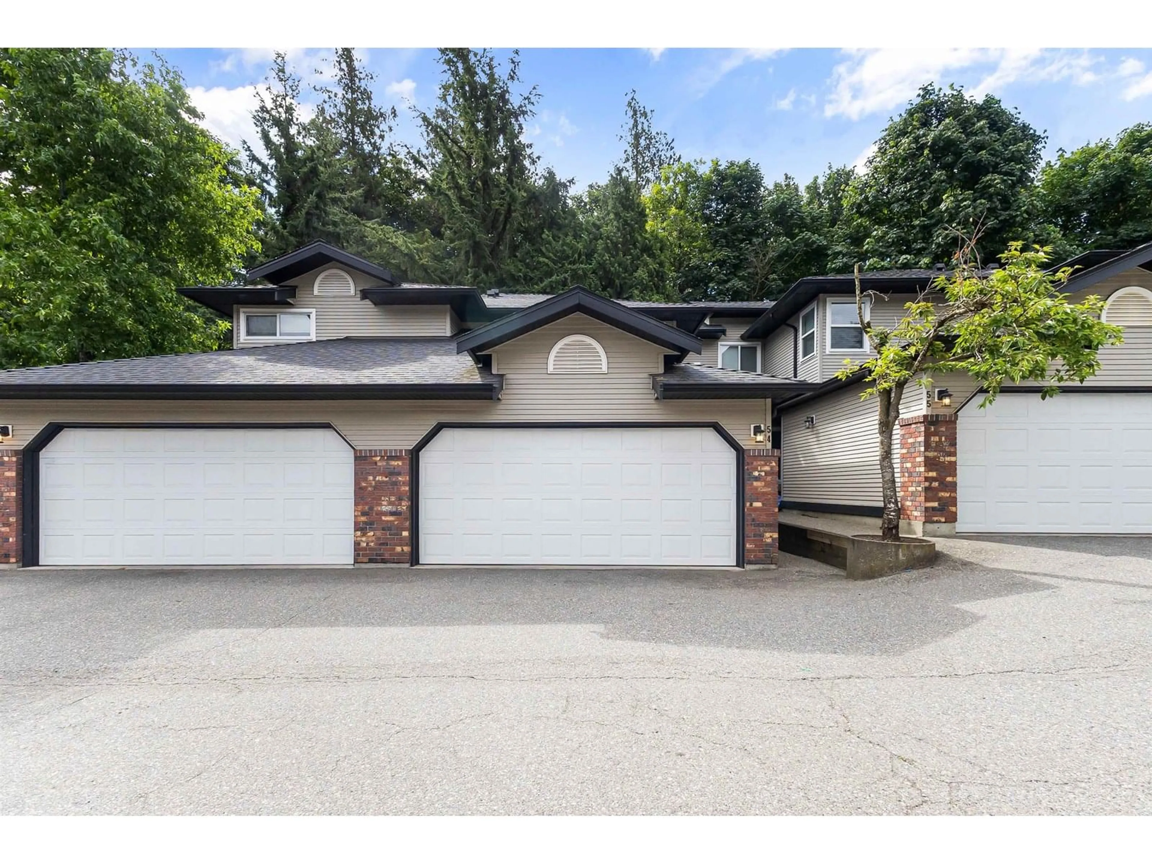 A pic from outside/outdoor area/front of a property/back of a property/a pic from drone, street for 54 - 36060 OLD YALE, Abbotsford British Columbia V3G2E9