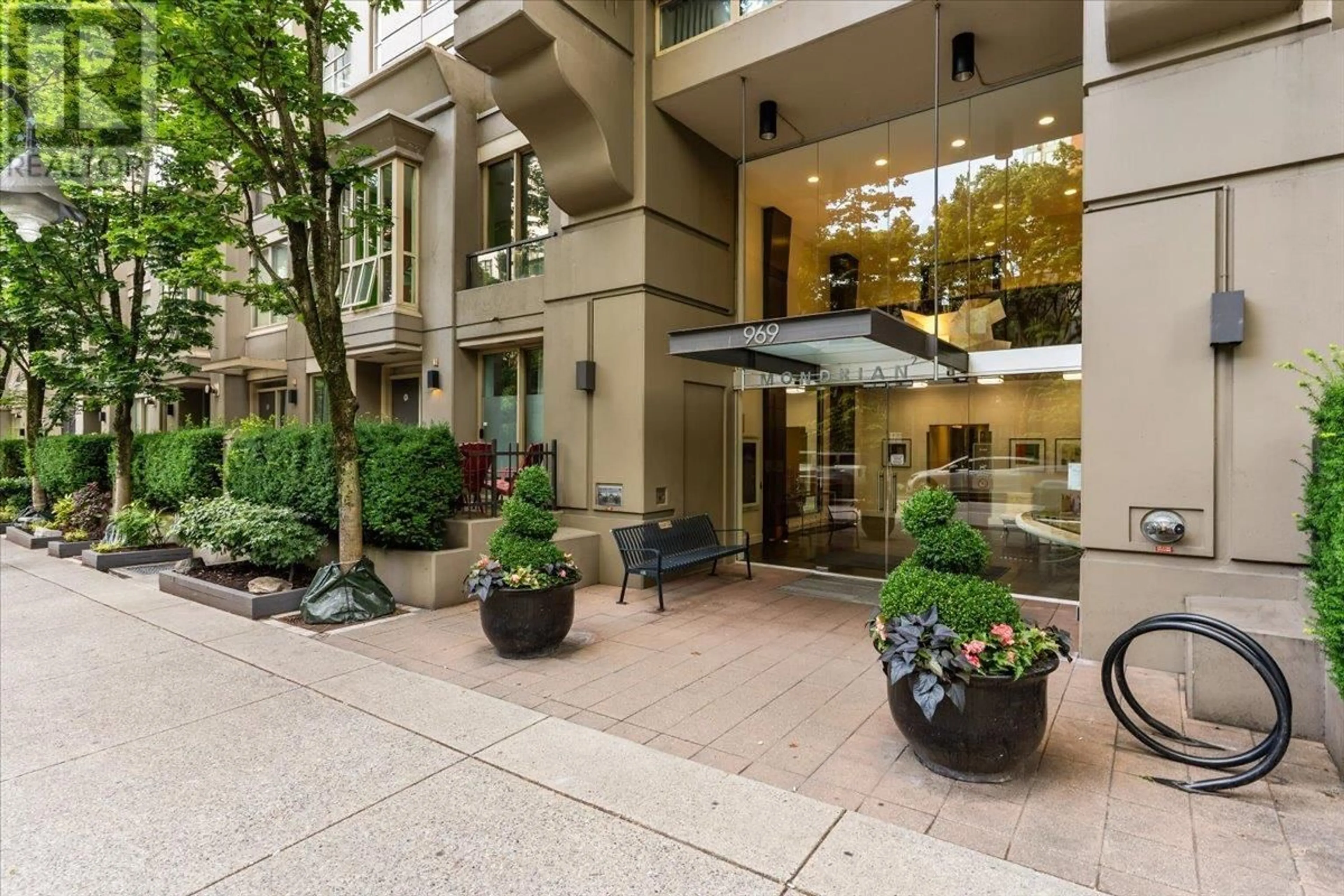 Patio, street for 2402 - 969 RICHARDS STREET, Vancouver British Columbia V6B1A8