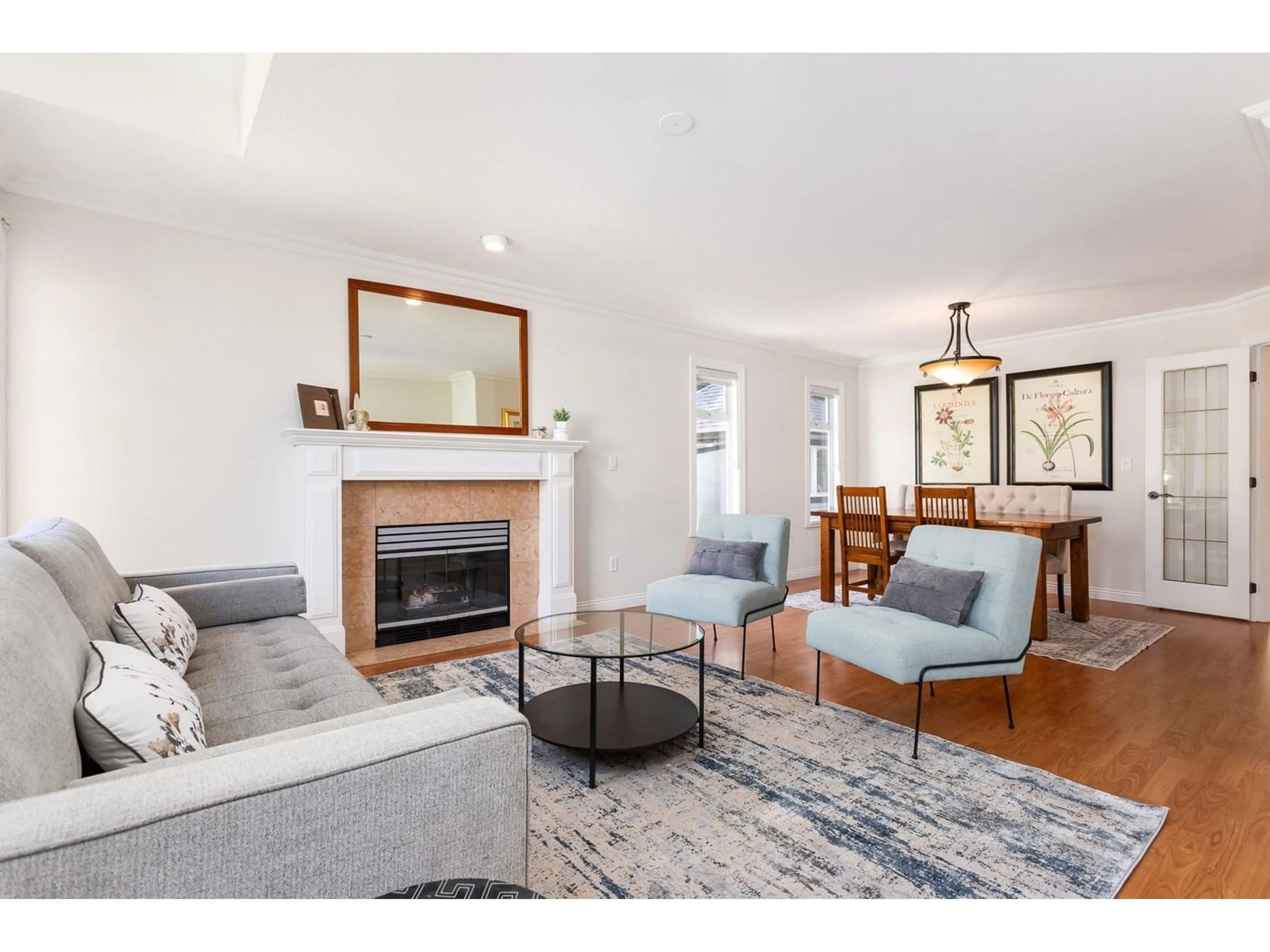 Living room with furniture, wood/laminate floor for 13716 63B, Surrey British Columbia V3X3J7