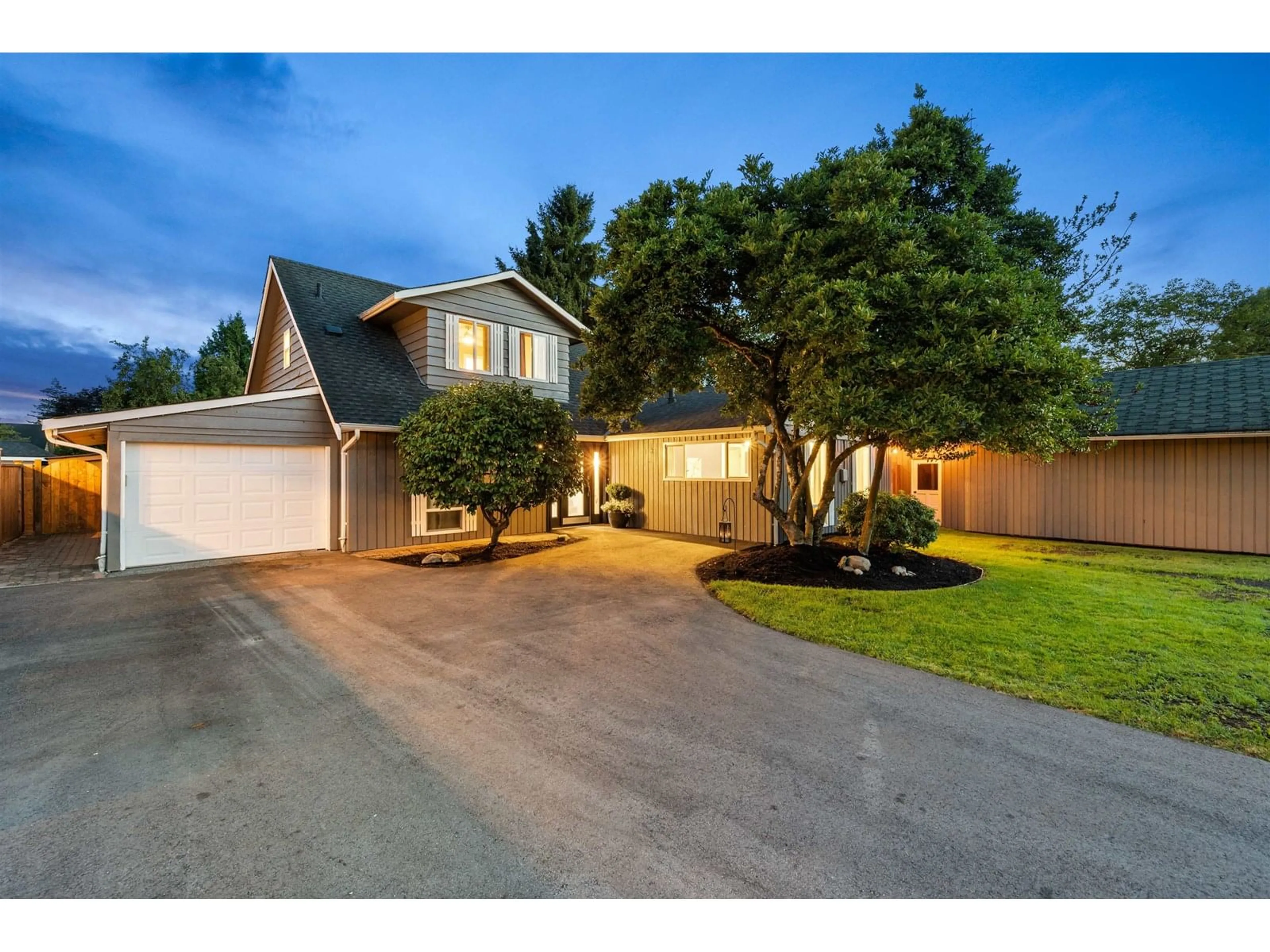 A pic from outside/outdoor area/front of a property/back of a property/a pic from drone, street for 22806 RENNIE, Langley British Columbia V1M2S3
