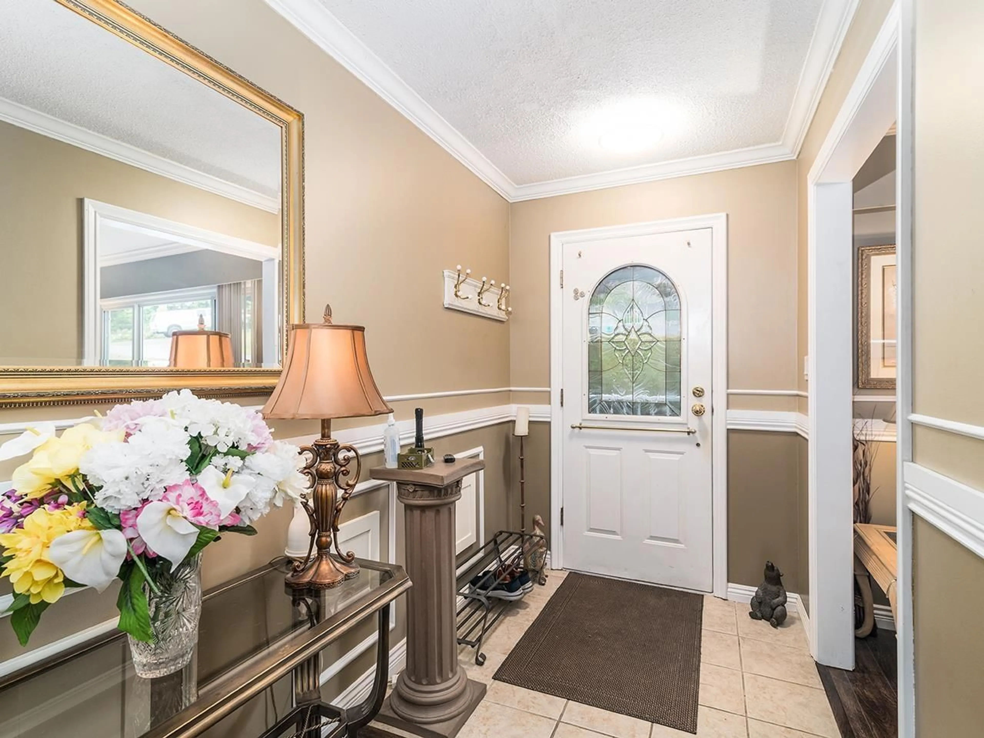 Indoor entryway for 10475 125, Surrey British Columbia V3V4Y9