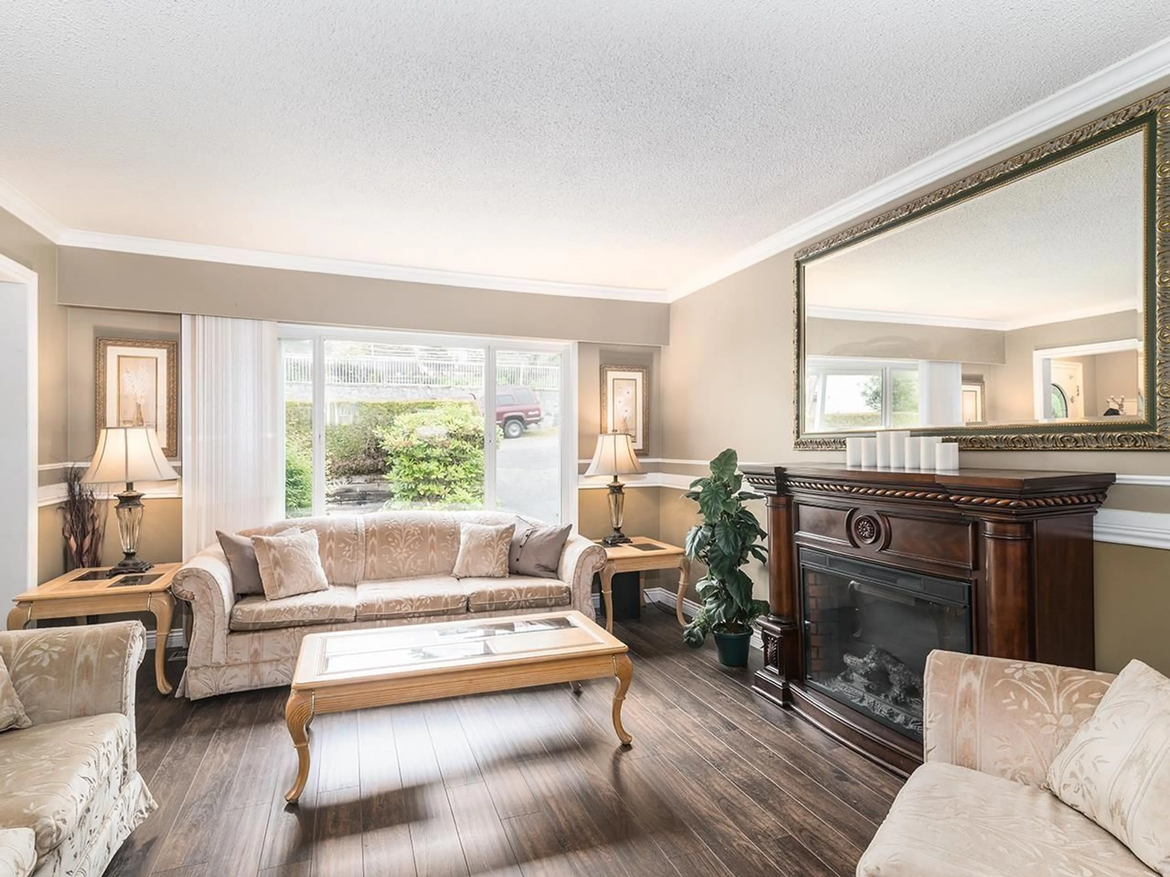 Living room with furniture, wood/laminate floor for 10475 125, Surrey British Columbia V3V4Y9