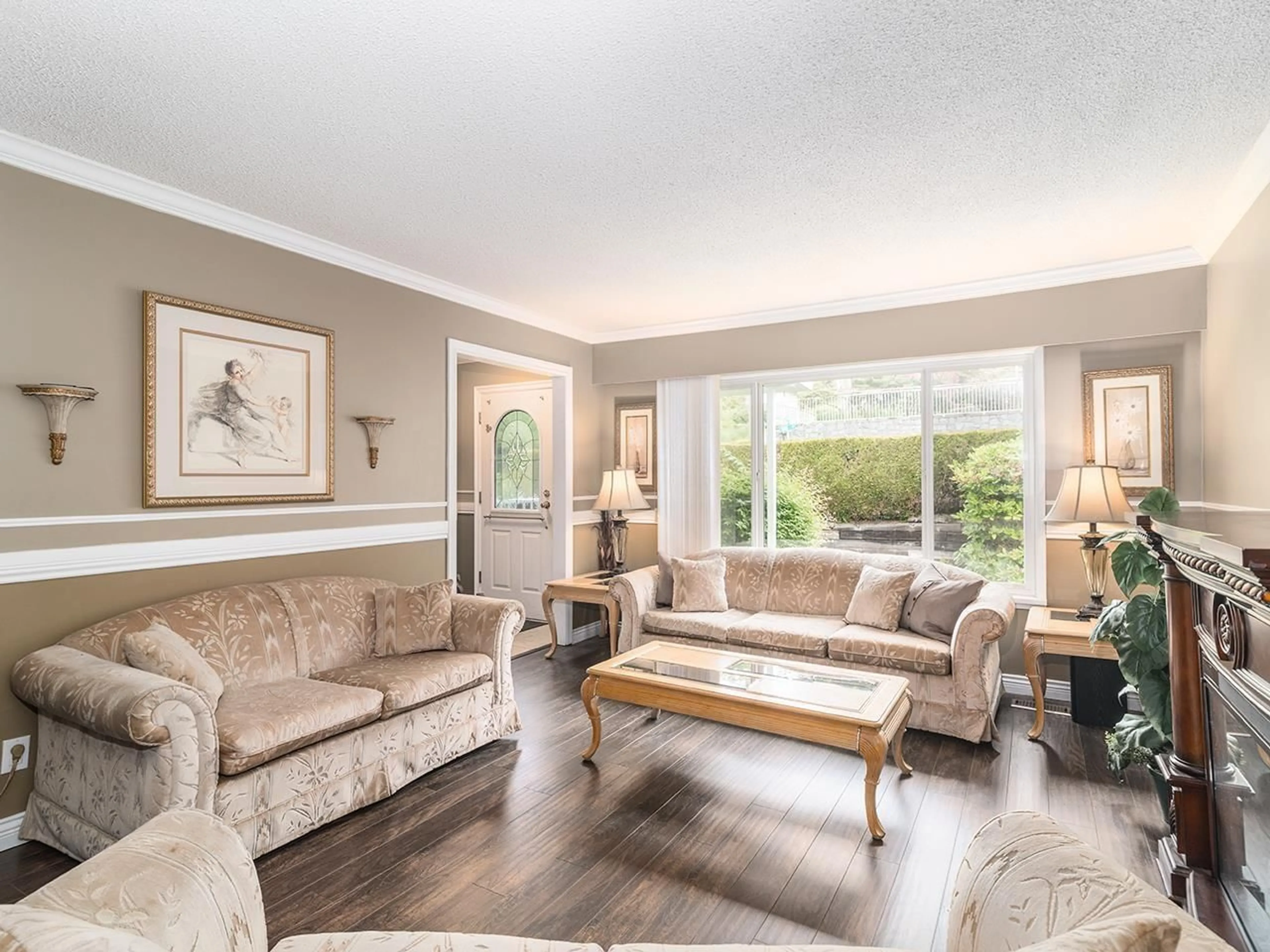 Living room with furniture, wood/laminate floor for 10475 125, Surrey British Columbia V3V4Y9
