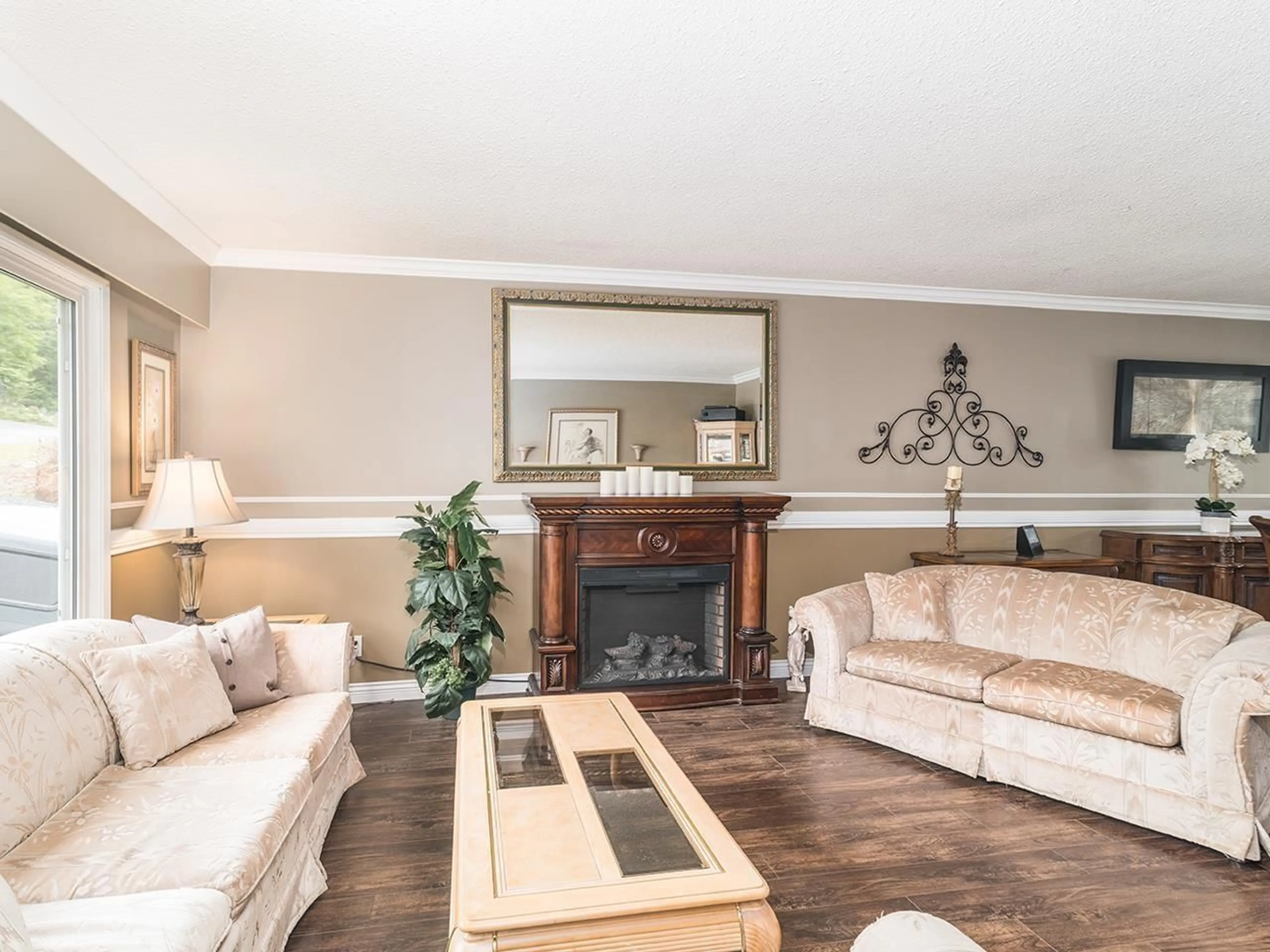 Living room with furniture, wood/laminate floor for 10475 125, Surrey British Columbia V3V4Y9