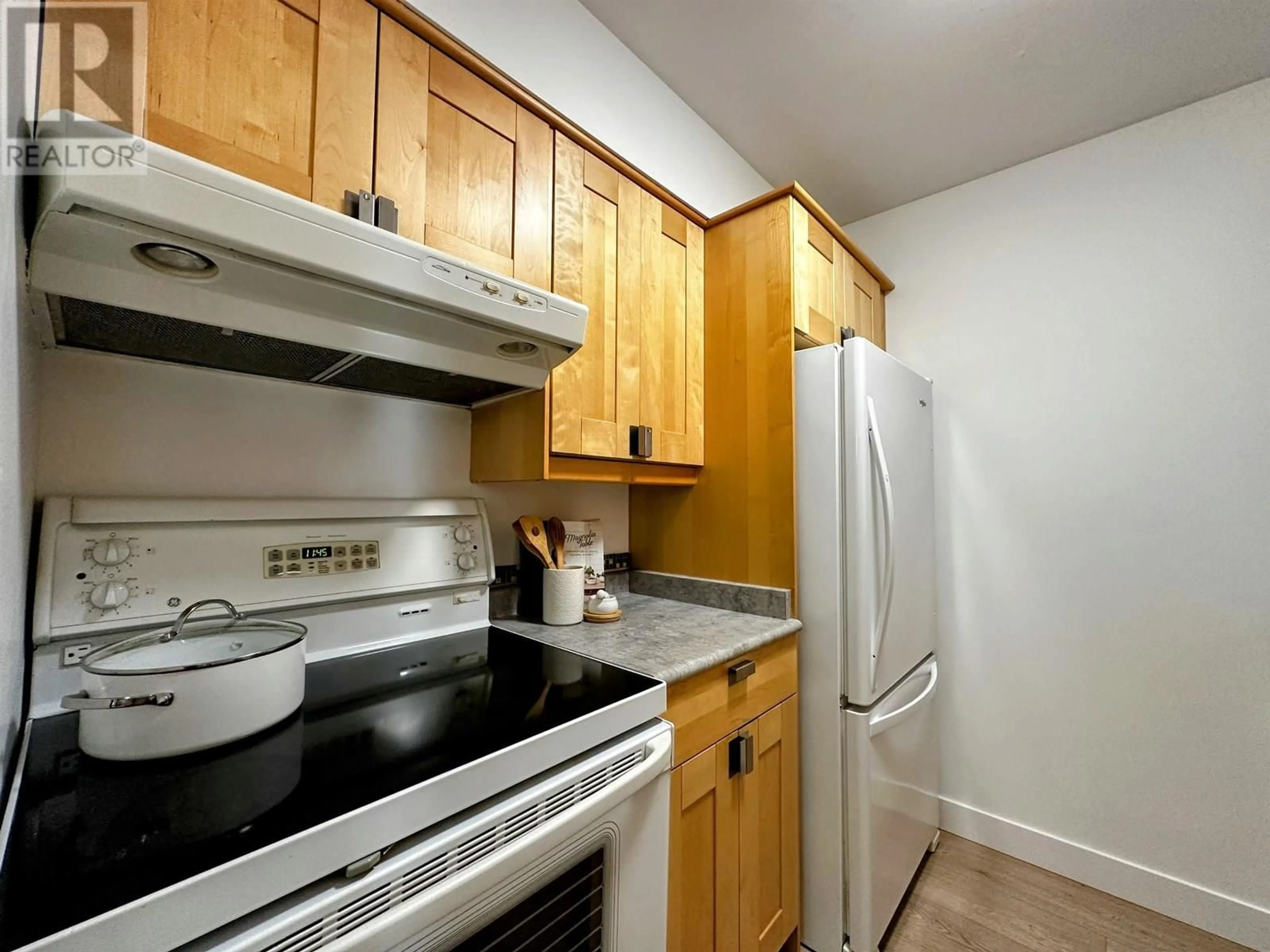 Standard kitchen, unknown for 1369 8TH AVENUE, Vancouver British Columbia V6H3W4
